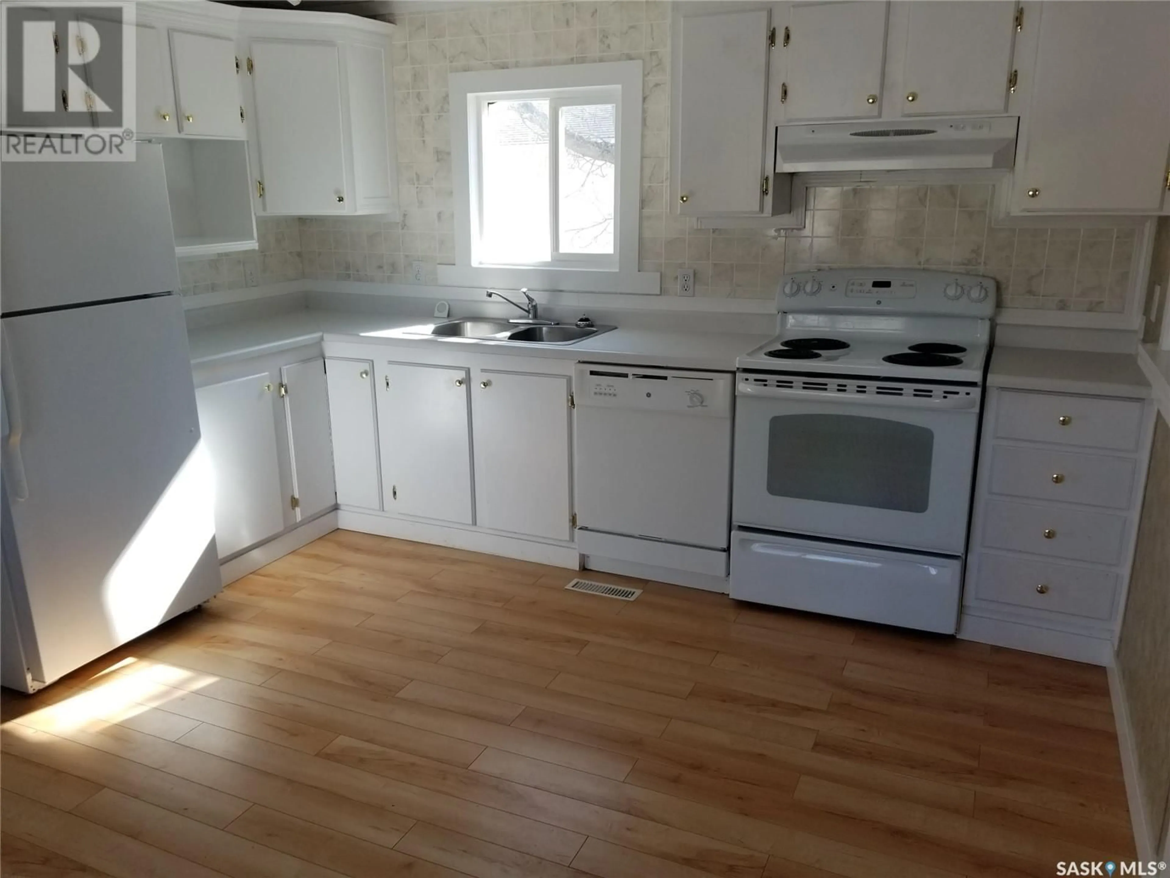 Standard kitchen, unknown for E - 27 600 5TH STREET, Unity Saskatchewan S0K4L0