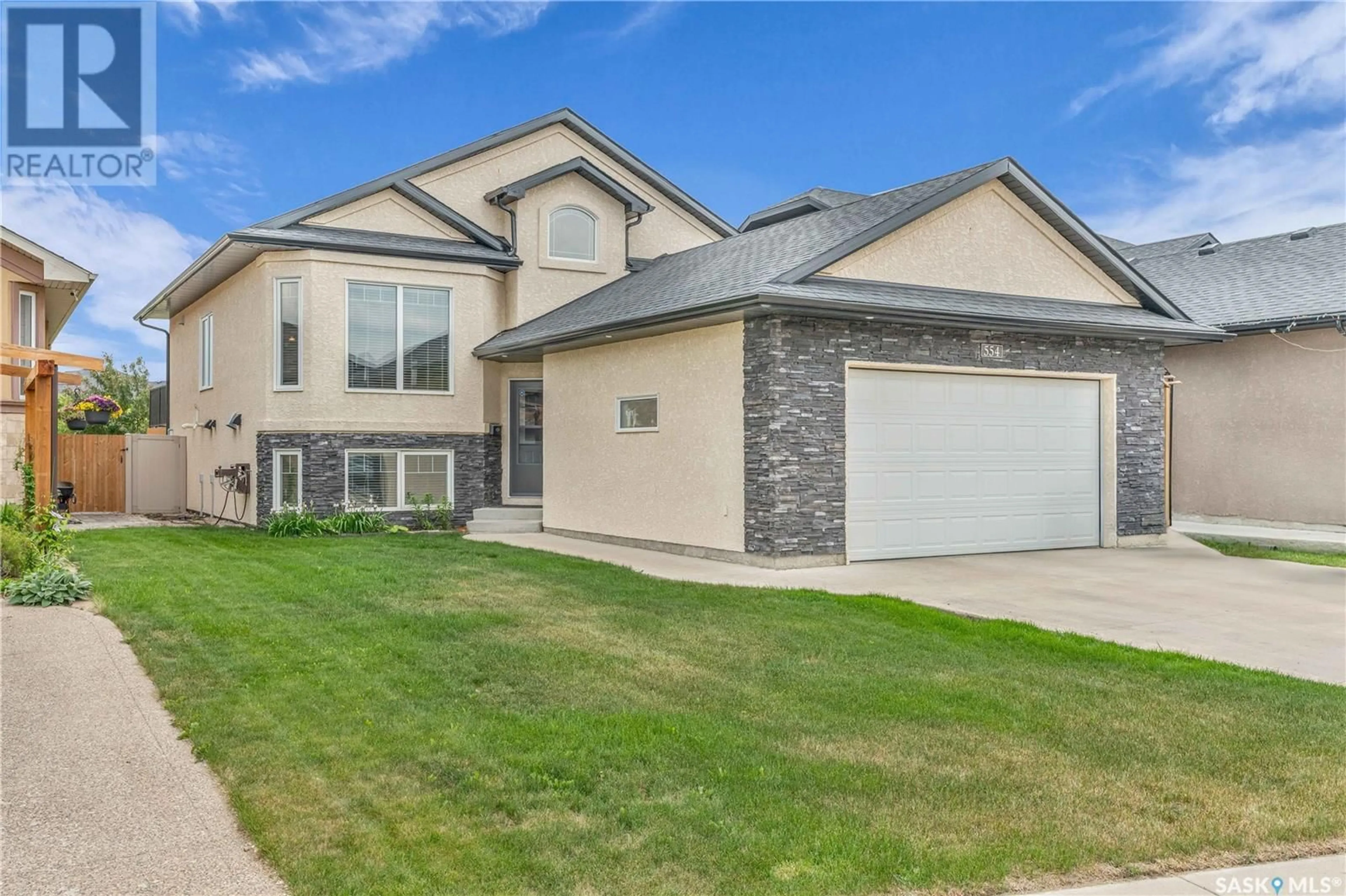 Home with vinyl exterior material, street for 554 SENICK CRESCENT, Saskatoon Saskatchewan S7T0P6