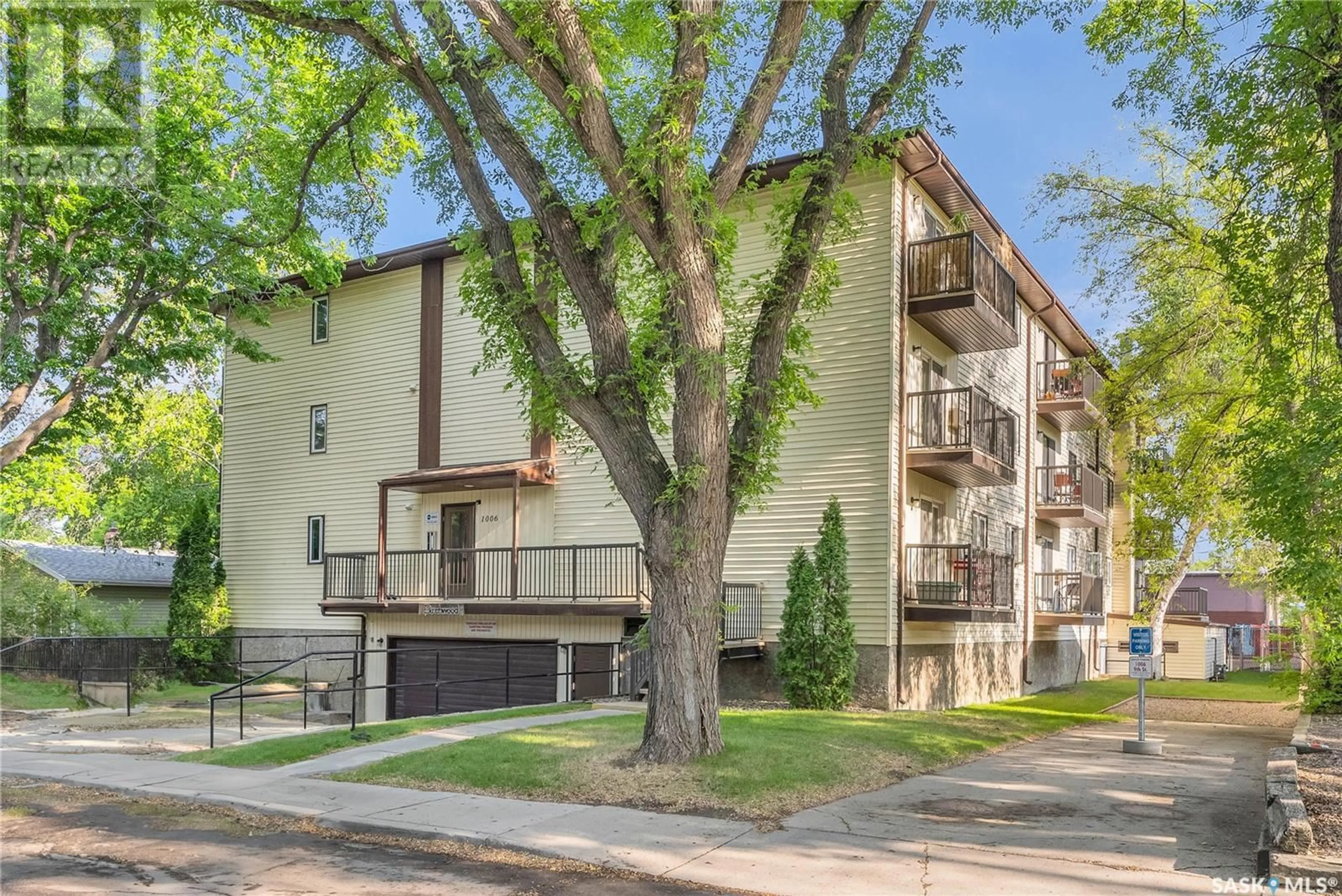 Patio, street for 202 - 1006 9TH STREET, Saskatoon Saskatchewan S7H0N2