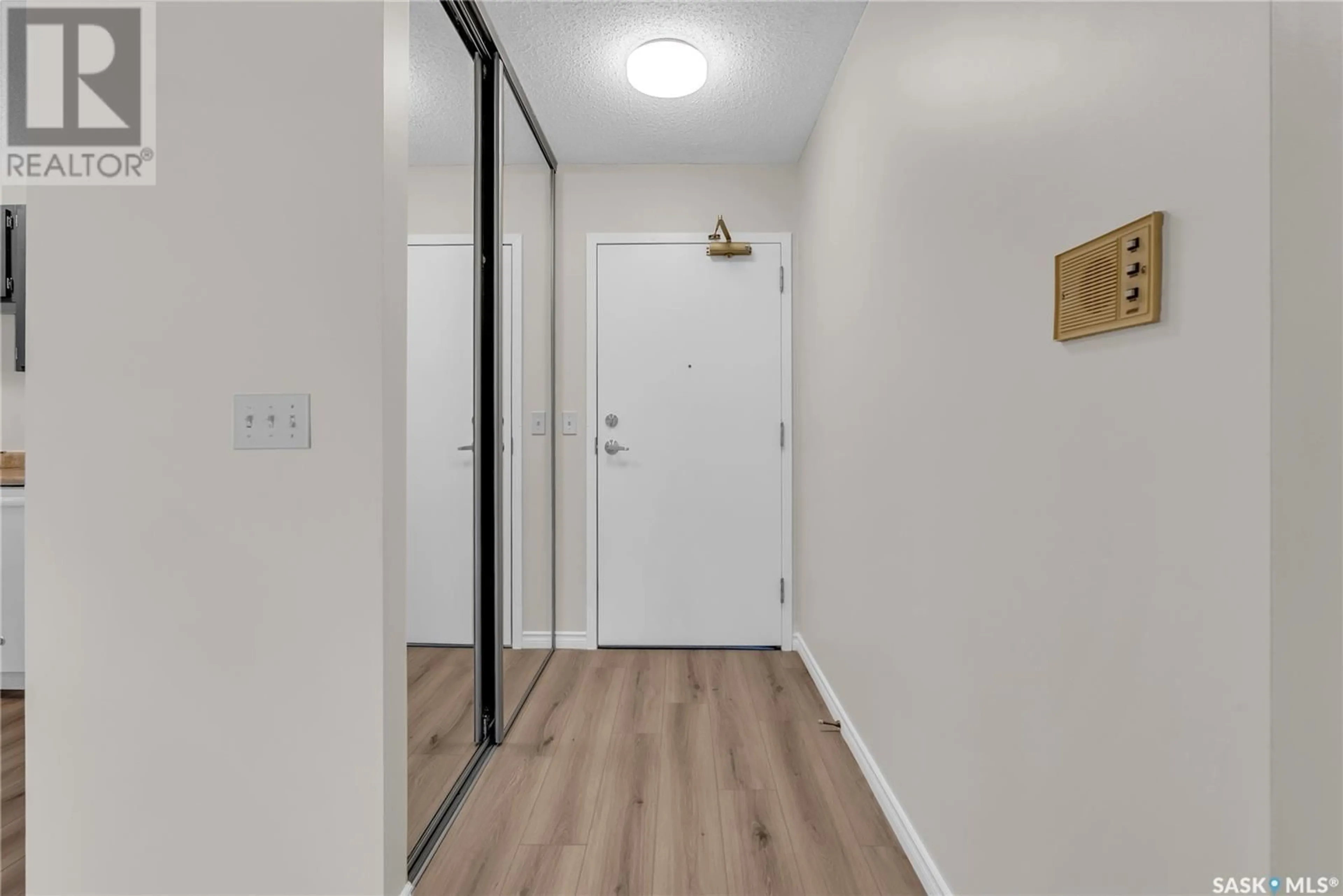Indoor entryway for 202 - 1006 9TH STREET, Saskatoon Saskatchewan S7H0N2