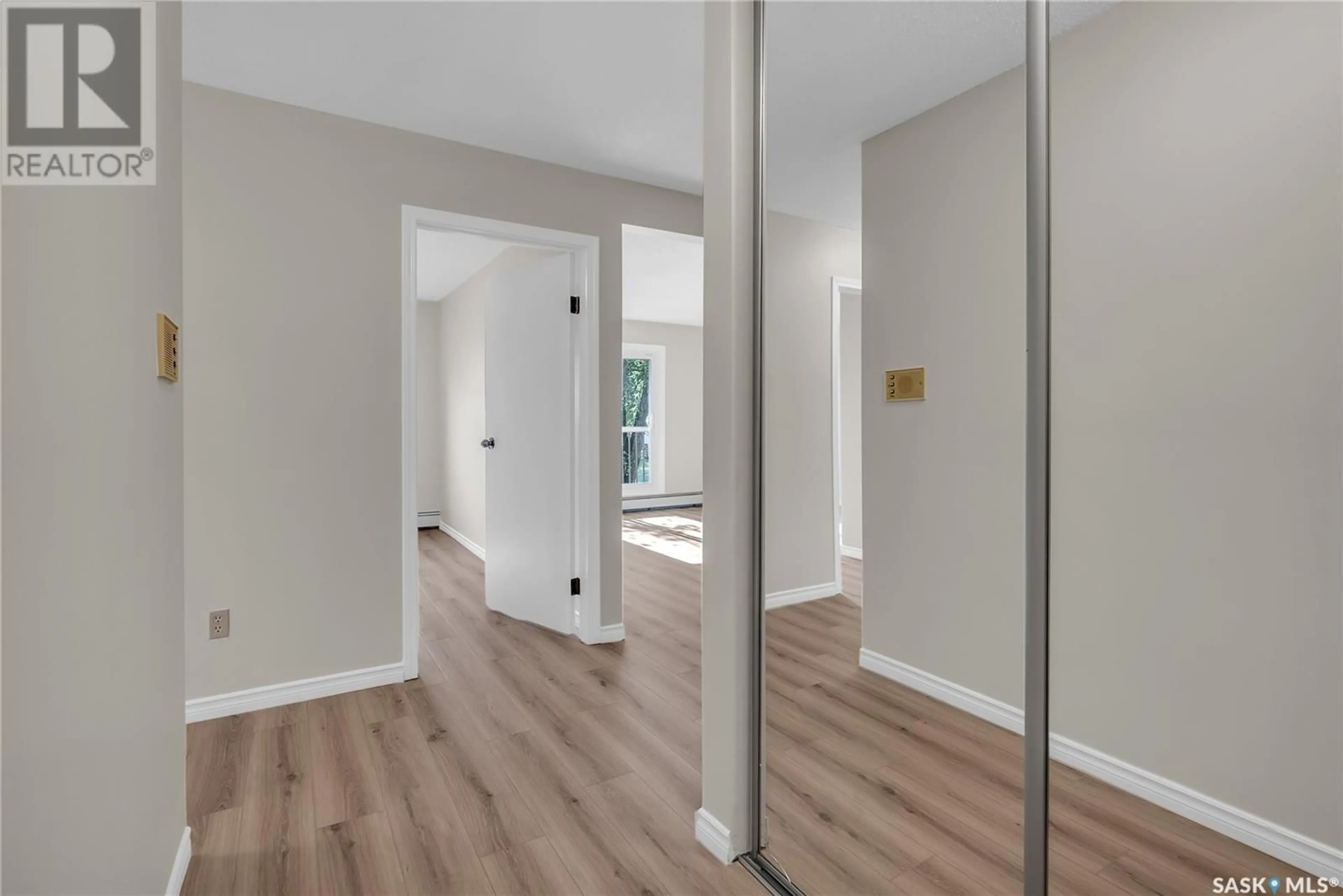 Indoor entryway for 202 - 1006 9TH STREET, Saskatoon Saskatchewan S7H0N2