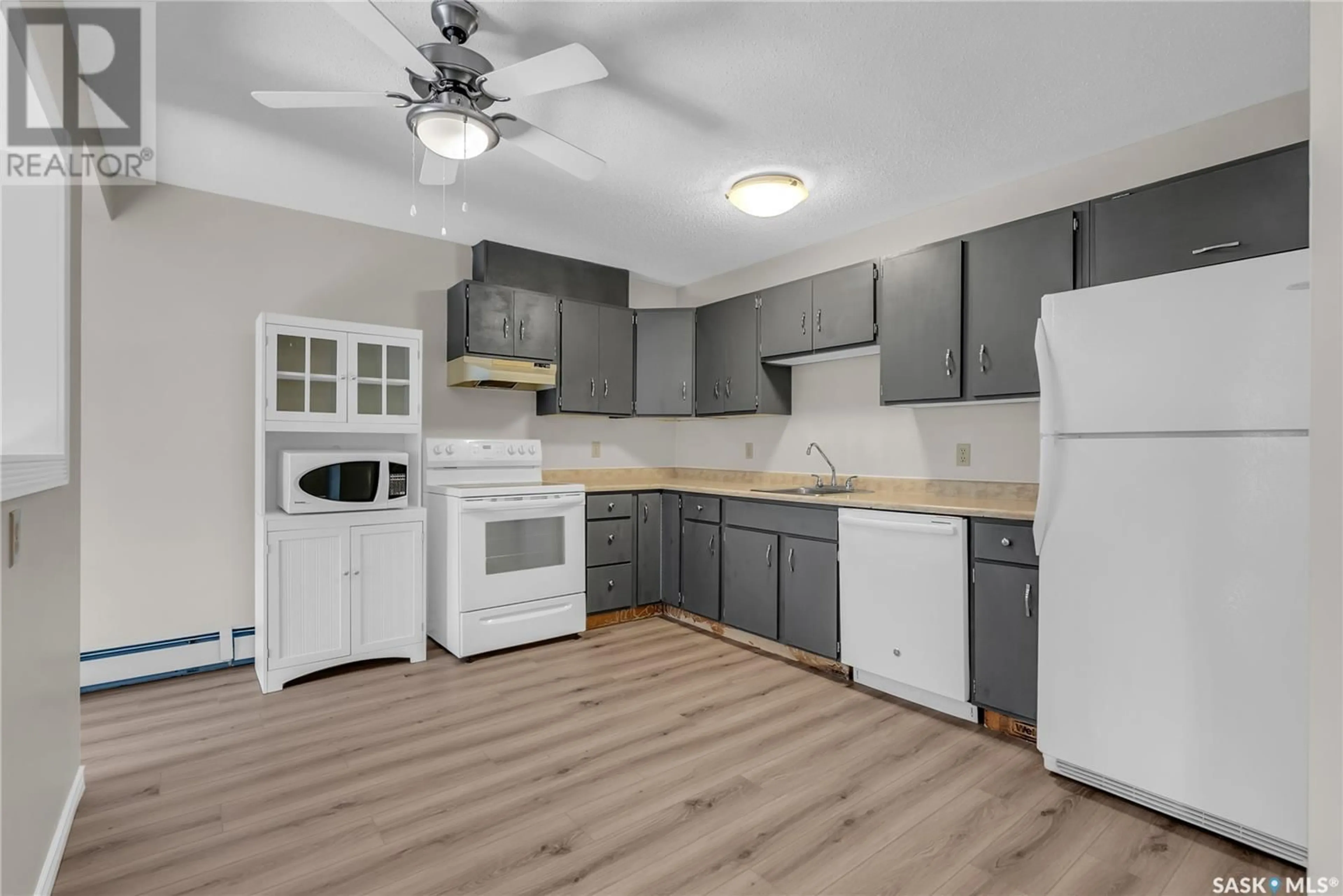 Standard kitchen, unknown for 202 - 1006 9TH STREET, Saskatoon Saskatchewan S7H0N2