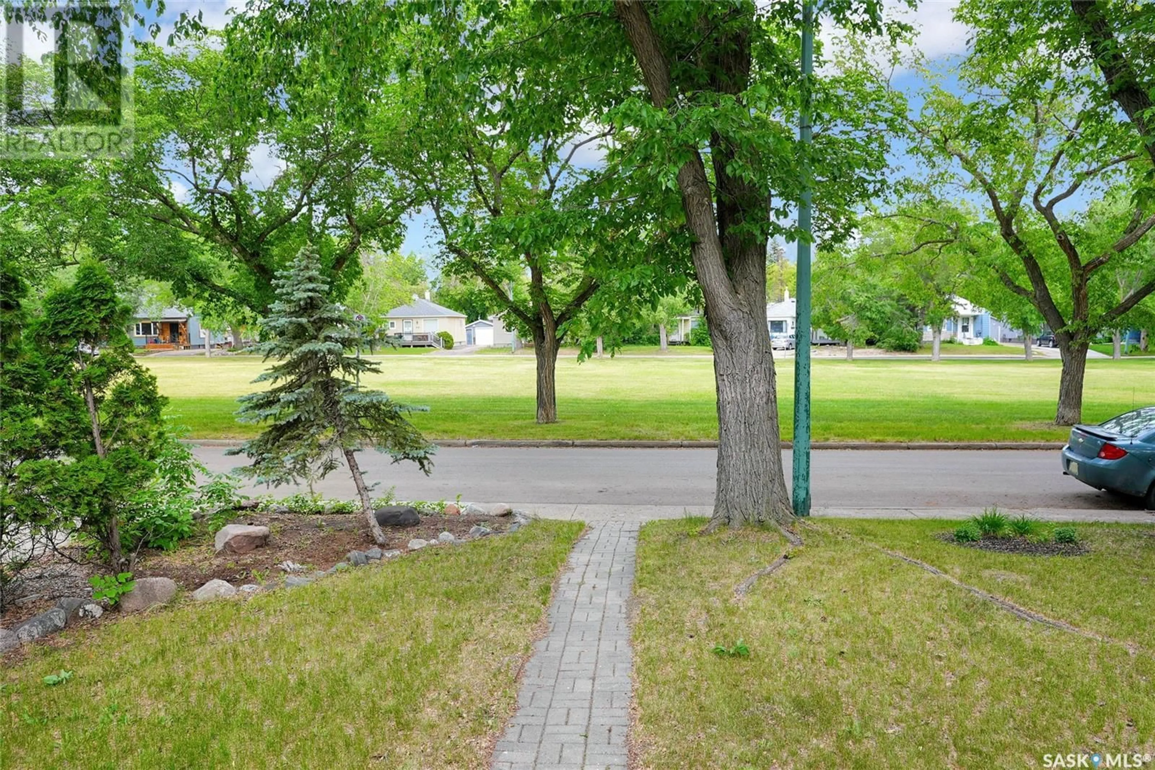 Patio, street for 409 HOLLAND AVENUE, Regina Saskatchewan S4N1G4