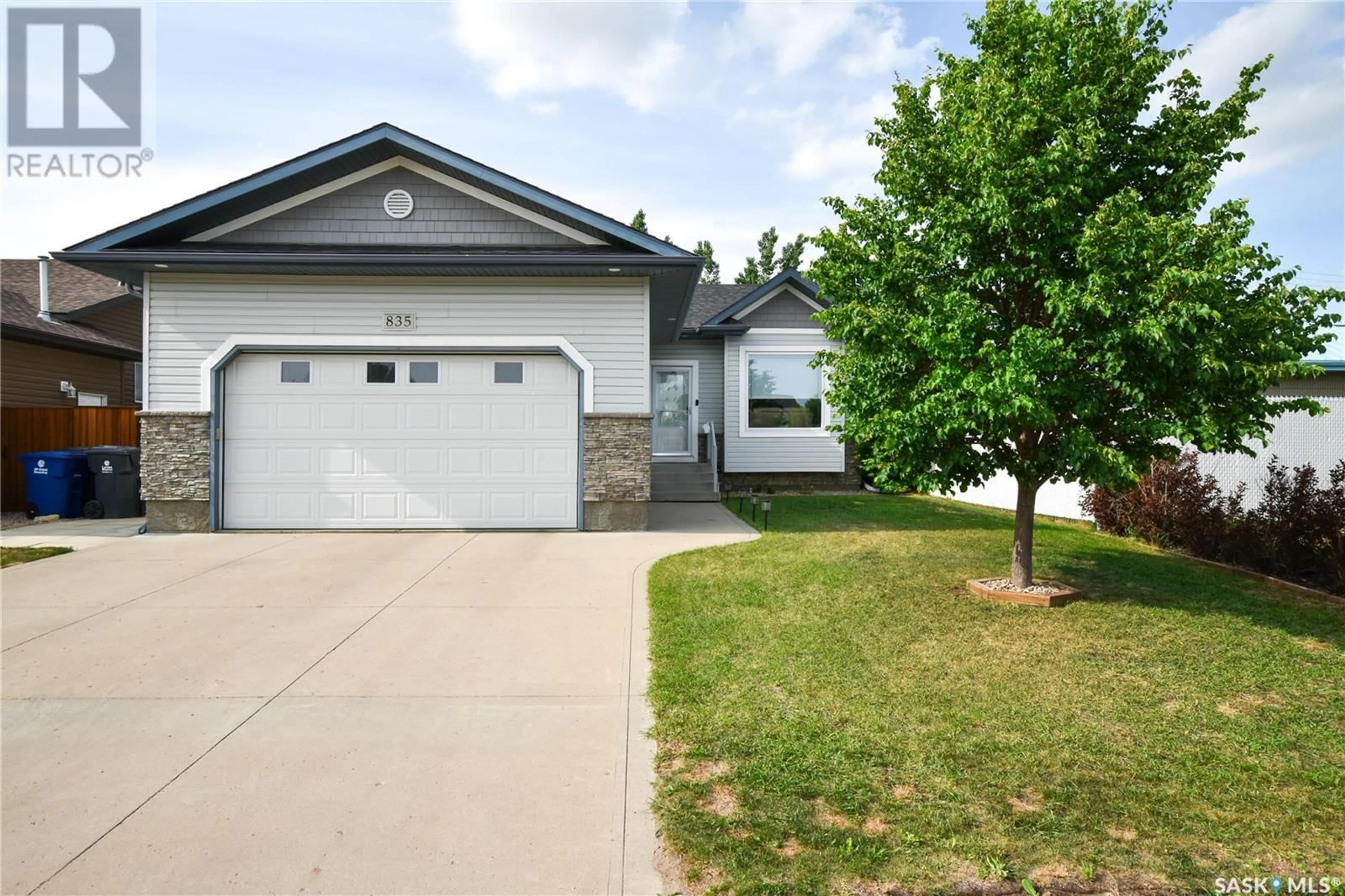 Home with vinyl exterior material, street for 835 COLUMBIA WAY, Martensville Saskatchewan S0K2T0