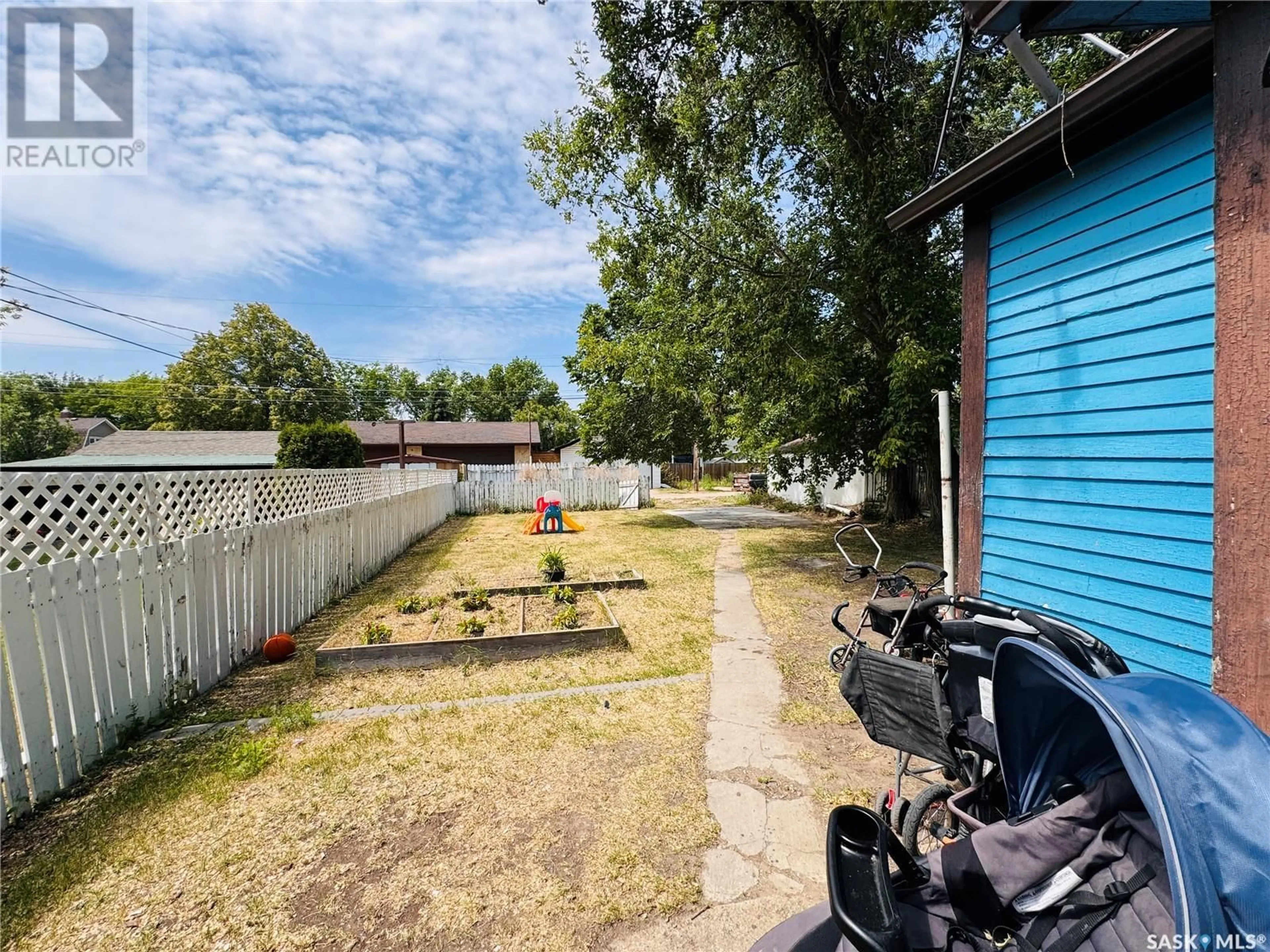 A pic from outside/outdoor area/front of a property/back of a property/a pic from drone, street for 1305 G AVENUE, Saskatoon Saskatchewan S7L2A6