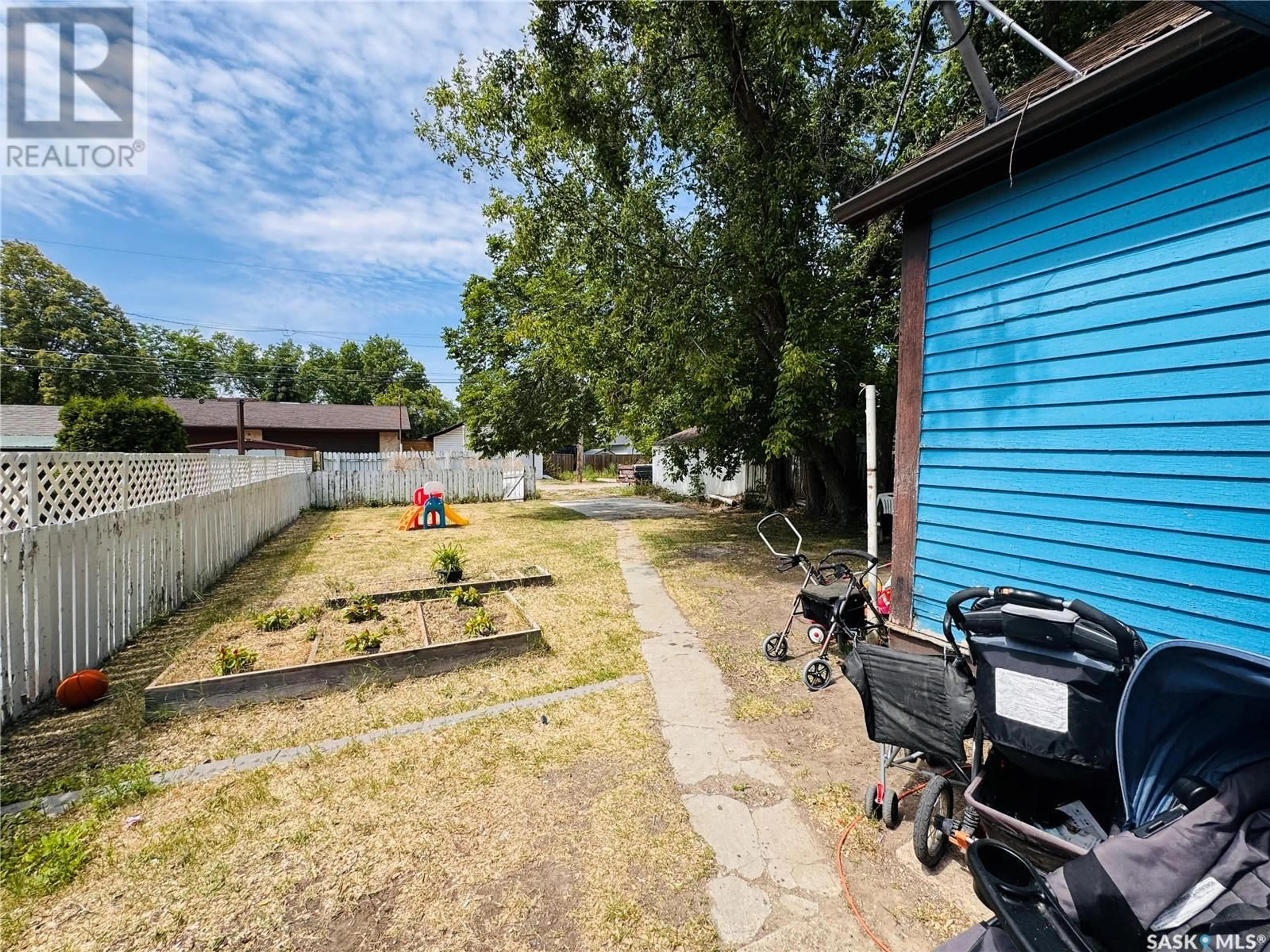 A pic from outside/outdoor area/front of a property/back of a property/a pic from drone, street for 1305 G AVENUE, Saskatoon Saskatchewan S7L2A6