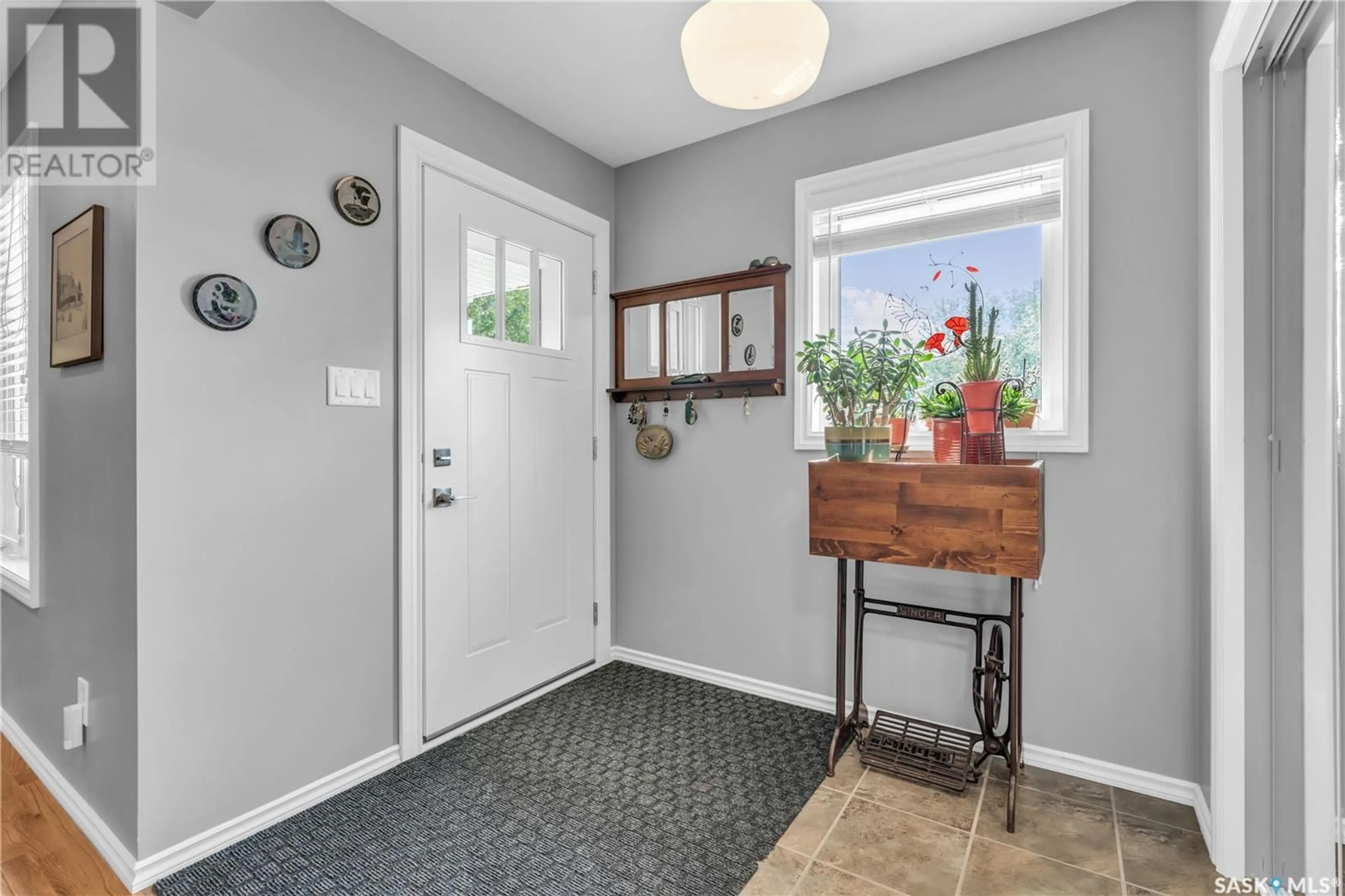 Indoor entryway for 1532 F AVENUE, Saskatoon Saskatchewan S7L1X9
