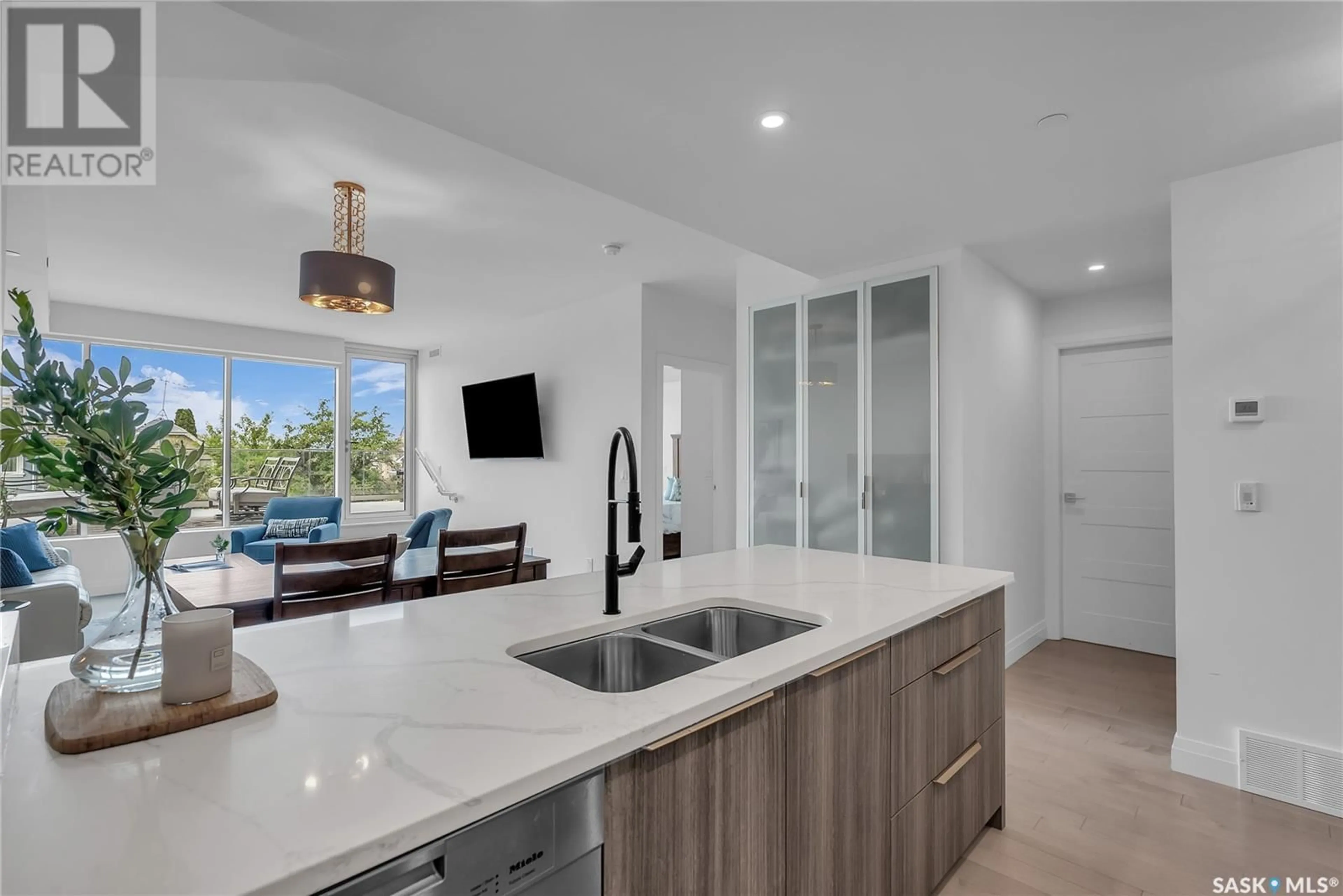 Open concept kitchen, ceramic/tile floor for 203 - 637 UNIVERSITY DRIVE, Saskatoon Saskatchewan S7N0H8