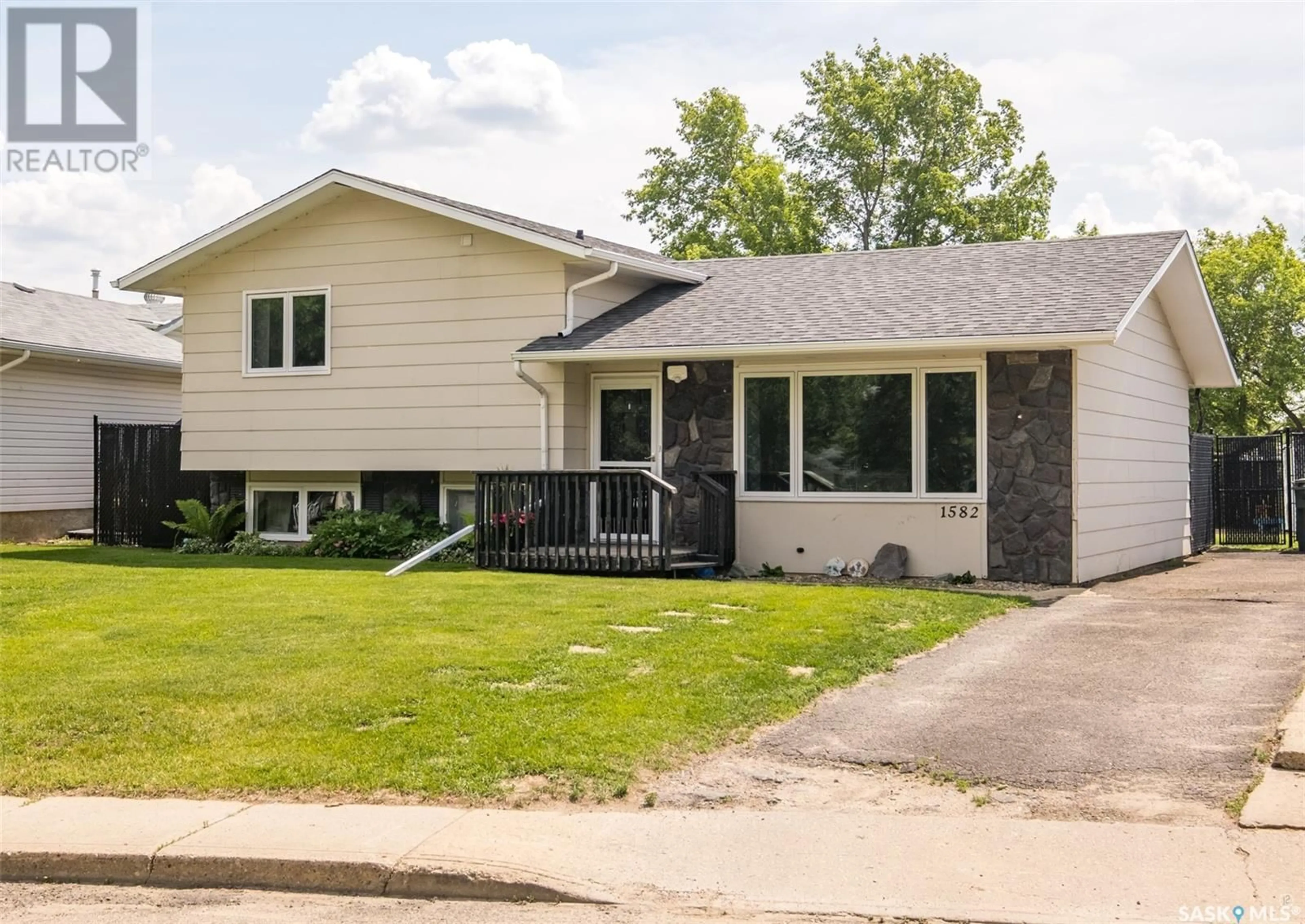 Home with vinyl exterior material, street for 1582 HELME CRESCENT, Prince Albert Saskatchewan S6V6G7