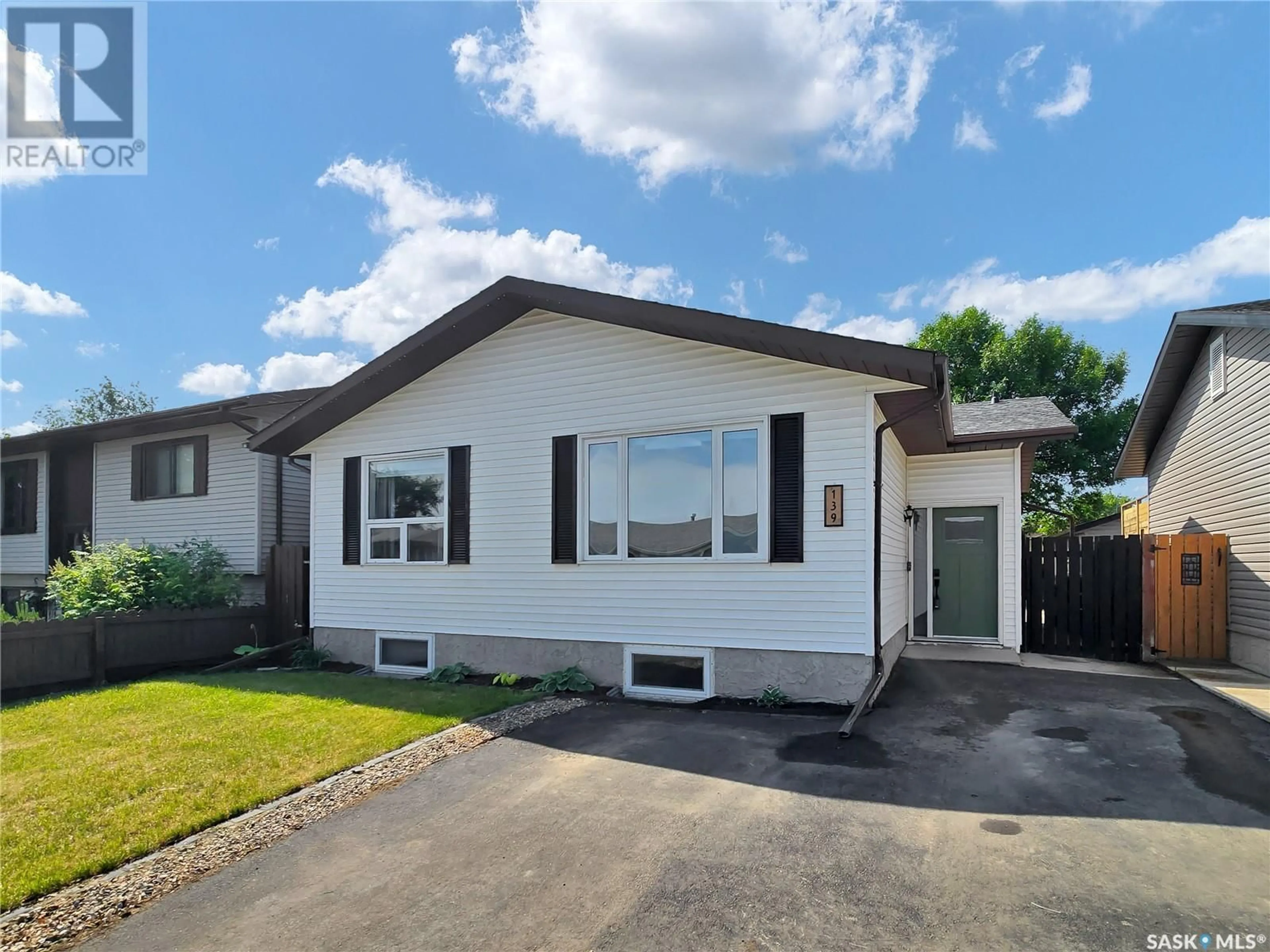 Home with vinyl exterior material, street for 139 WHELAN CRESCENT, Saskatoon Saskatchewan S7L6W3