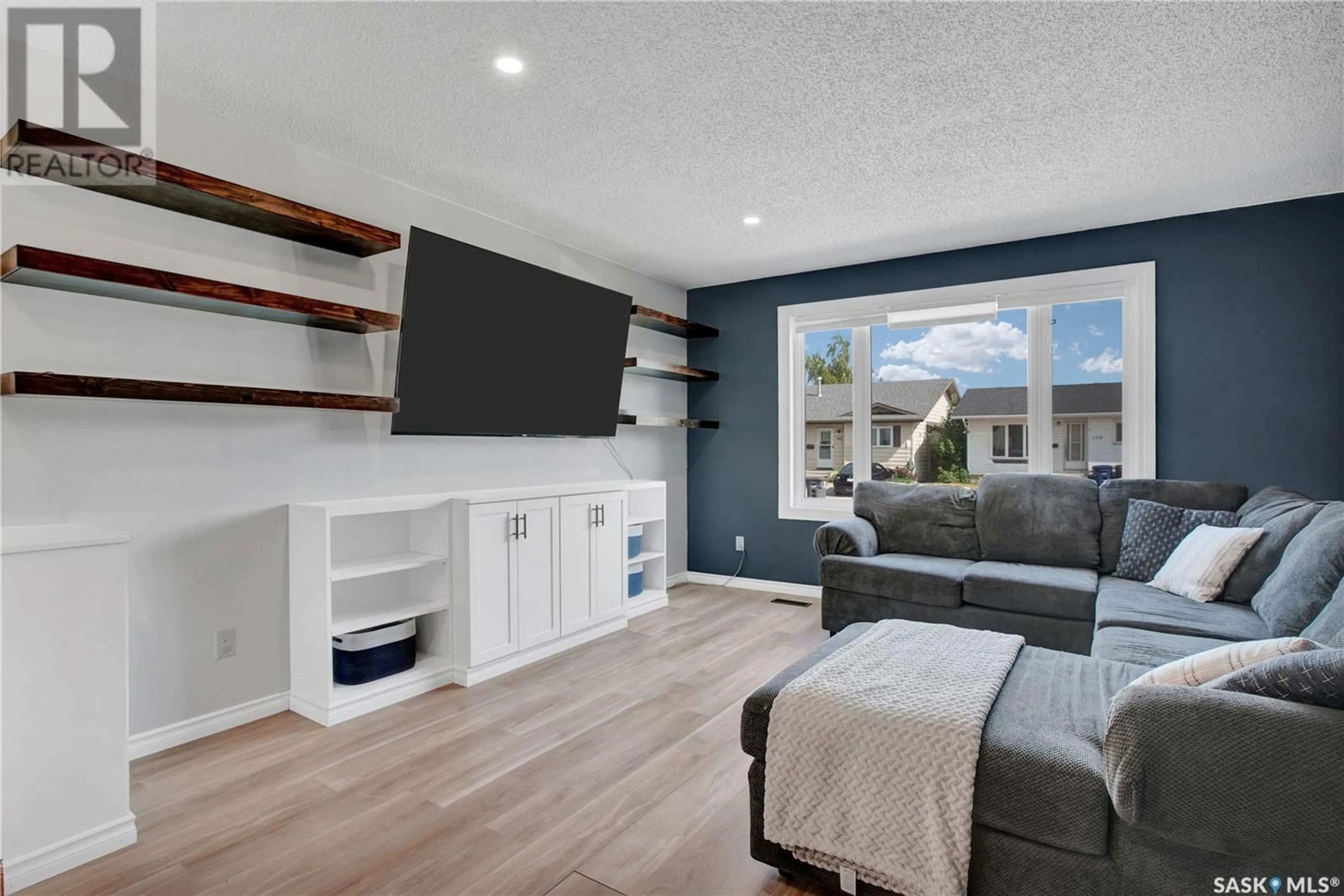 Living room with furniture, wood/laminate floor for 139 WHELAN CRESCENT, Saskatoon Saskatchewan S7L6W3