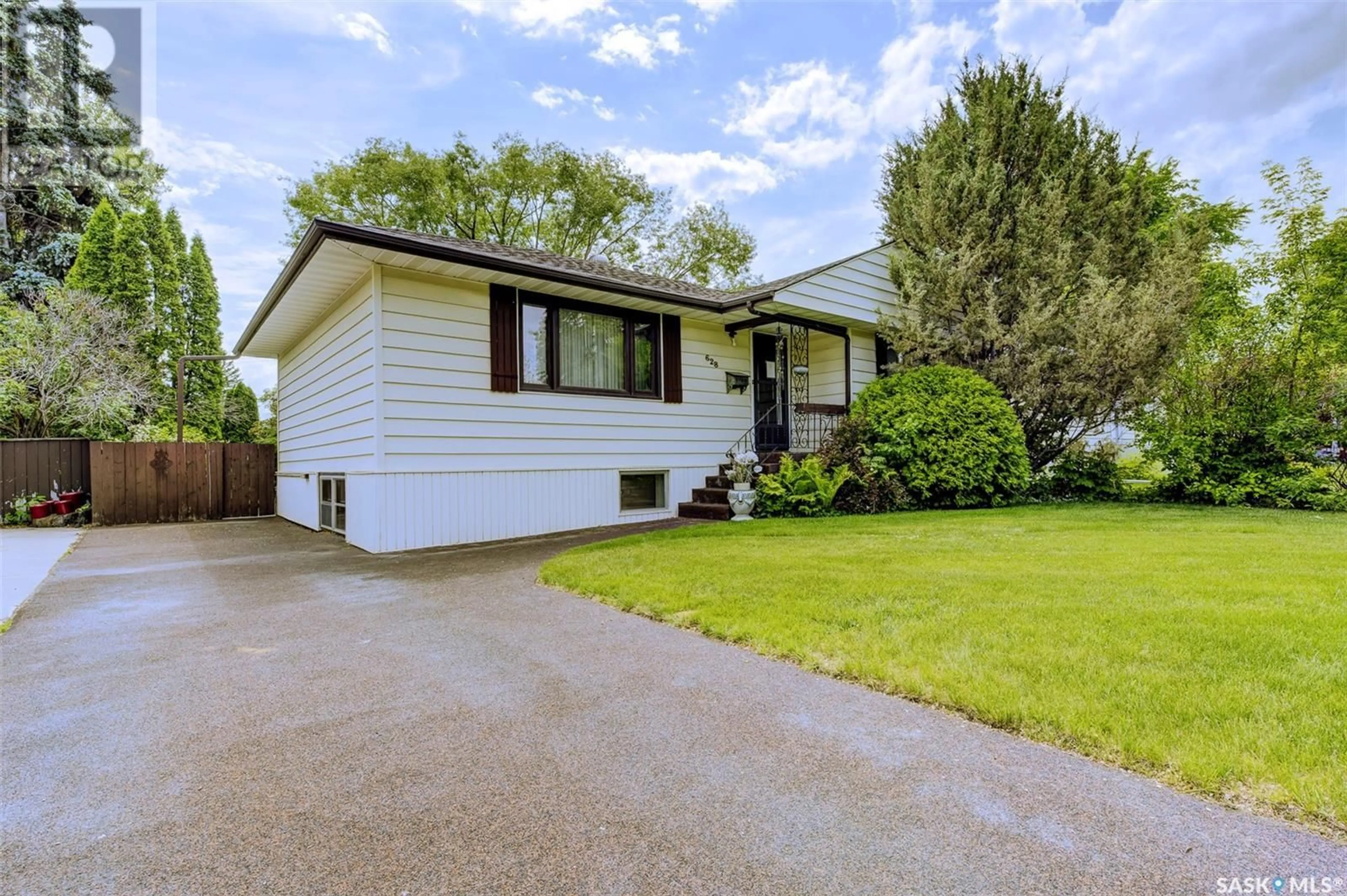 Home with vinyl exterior material, street for 628 2ND STREET, Saskatoon Saskatchewan S7H1P4