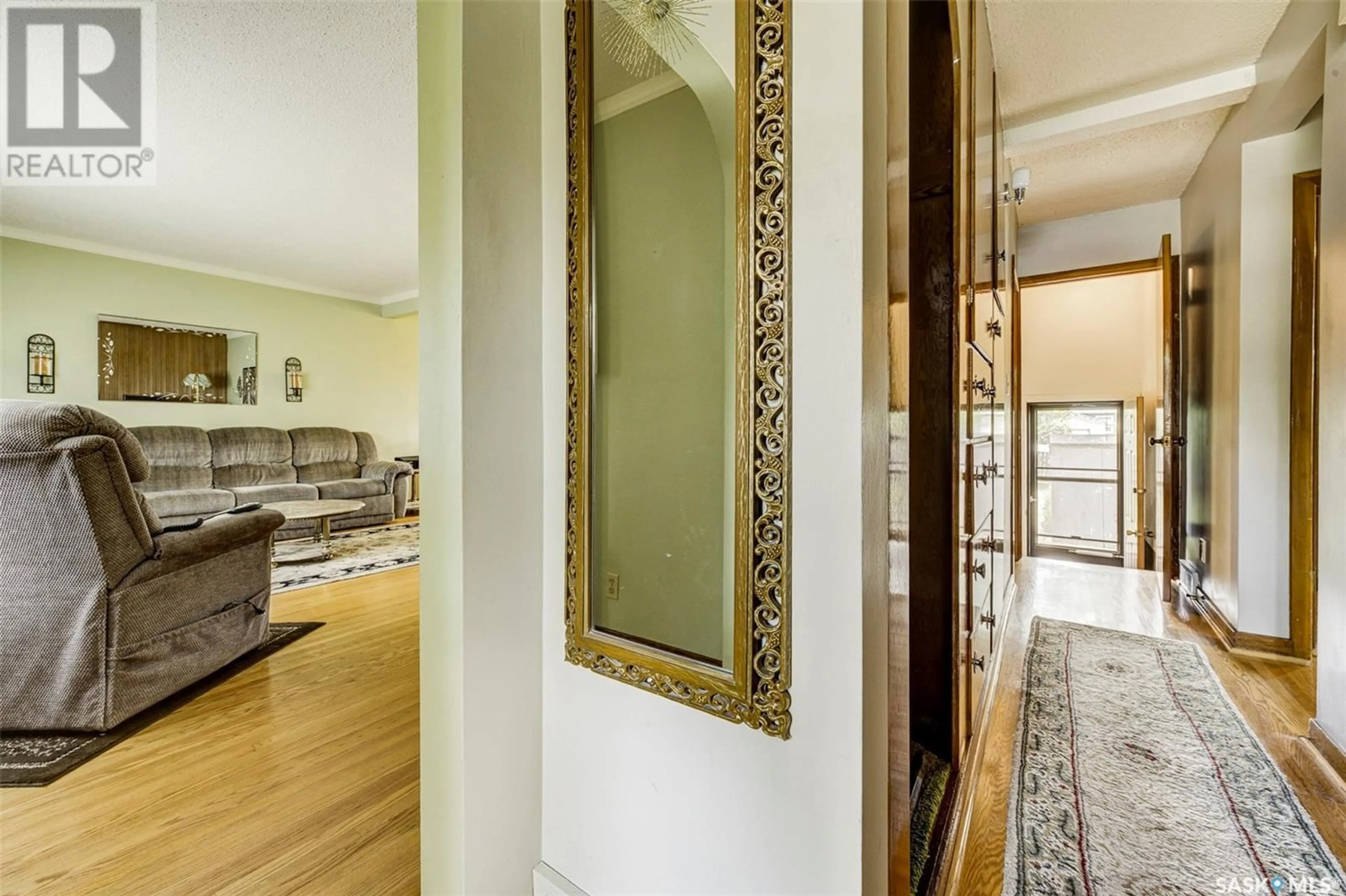Indoor entryway for 628 2ND STREET, Saskatoon Saskatchewan S7H1P4