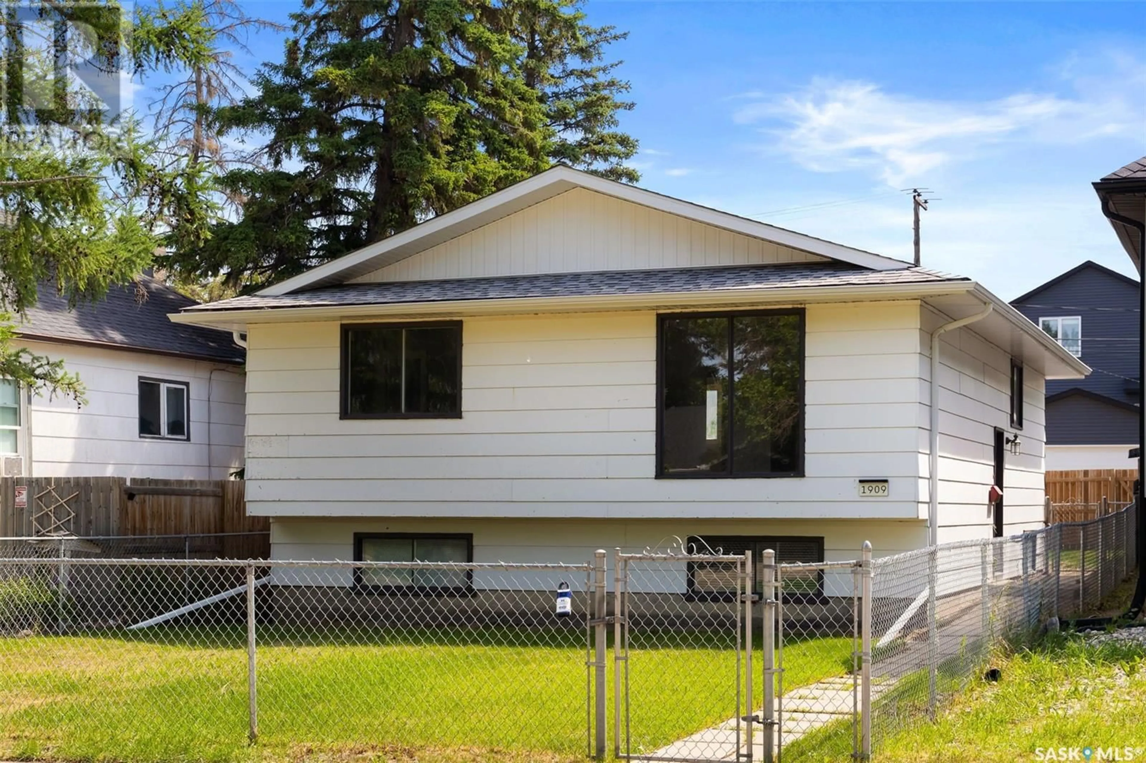 Home with vinyl exterior material, street for 1909 CONNAUGHT STREET, Regina Saskatchewan S4T4T6