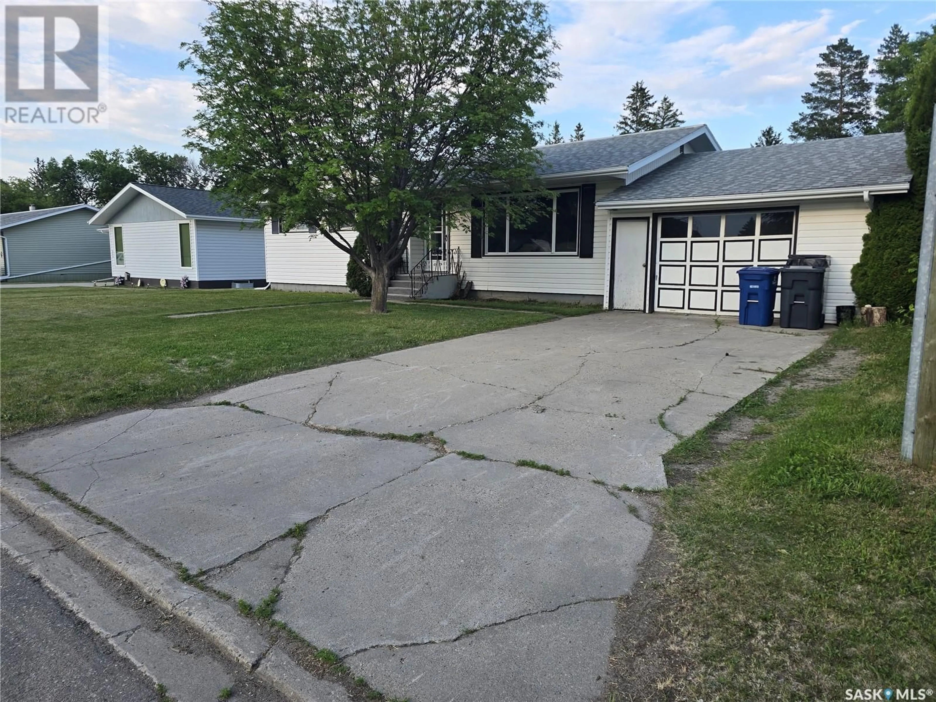 A pic from outside/outdoor area/front of a property/back of a property/a pic from drone, street for 212 8TH STREET, Wynyard Saskatchewan S0A4T0