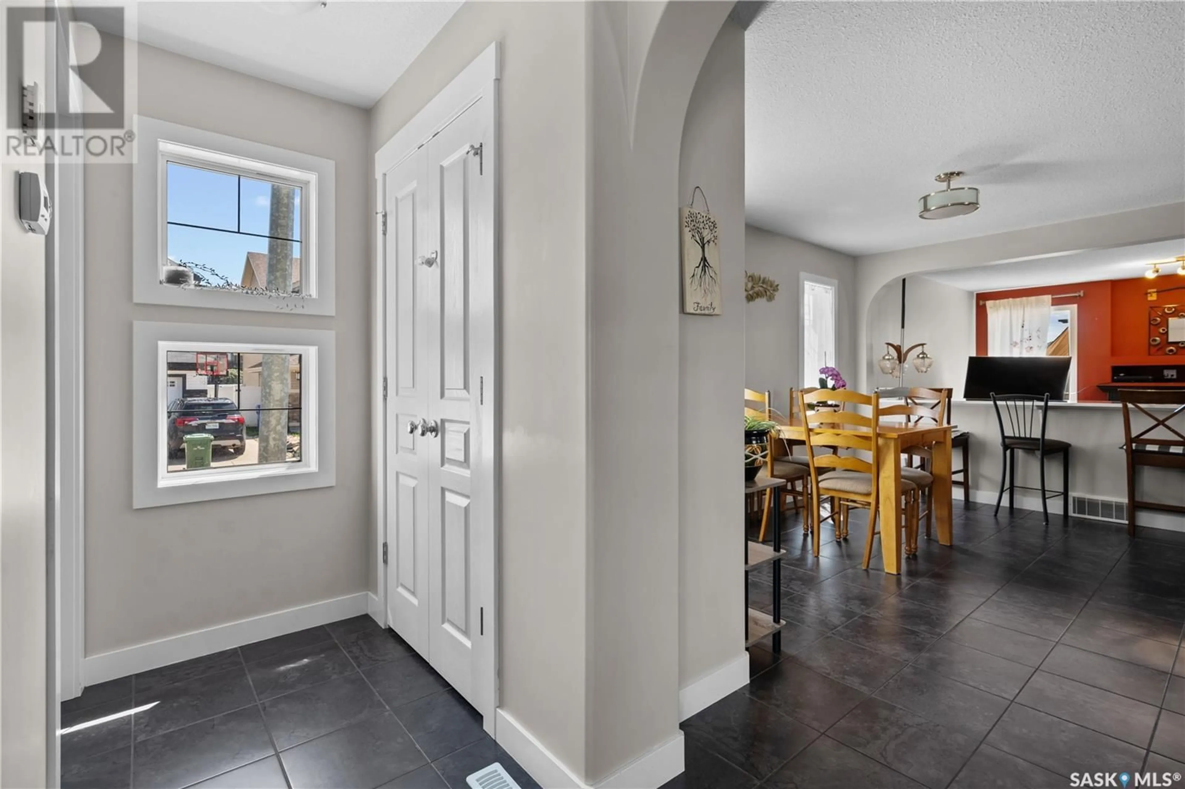 Indoor entryway for 112 POPLAR BLUFF CRESCENT, Regina Saskatchewan S4Y0B5