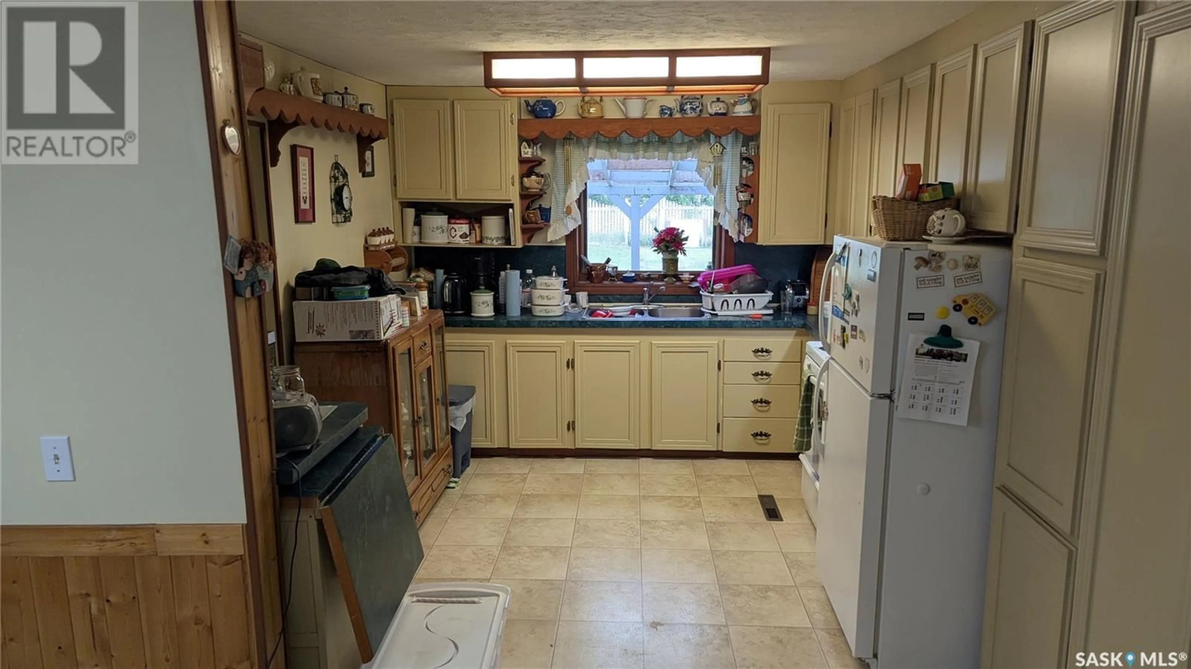 Standard kitchen, ceramic/tile floor for 304 WASHINGTON AVENUE, Davidson Saskatchewan S0G1A0