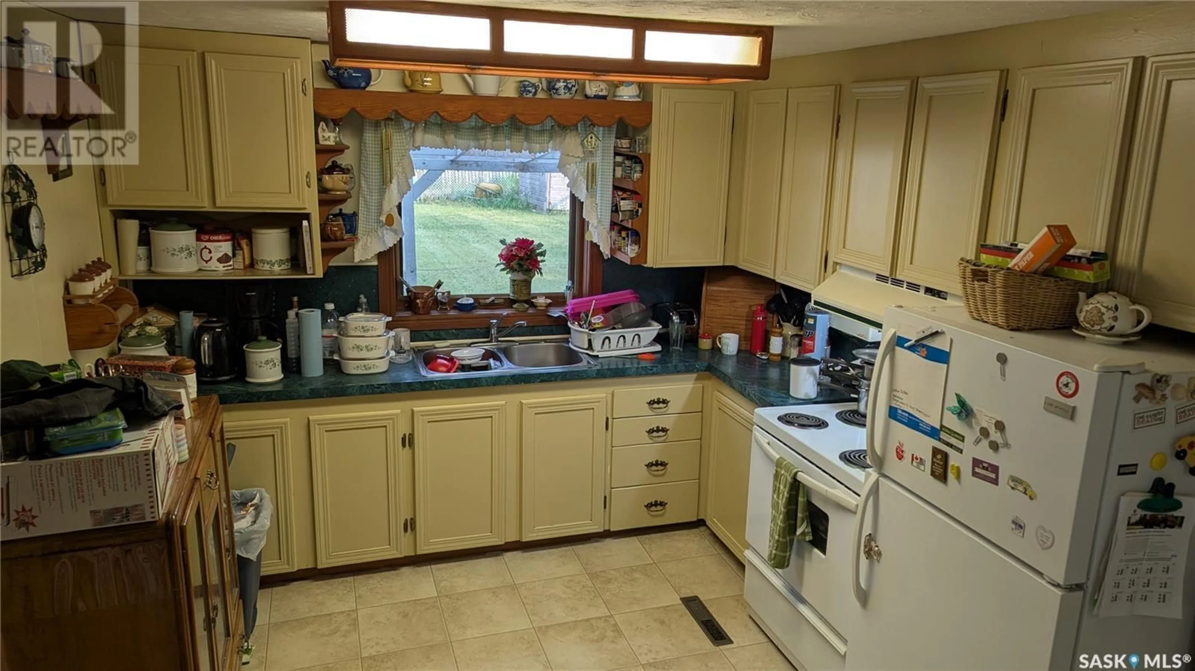 Standard kitchen, ceramic/tile floor for 304 WASHINGTON AVENUE, Davidson Saskatchewan S0G1A0