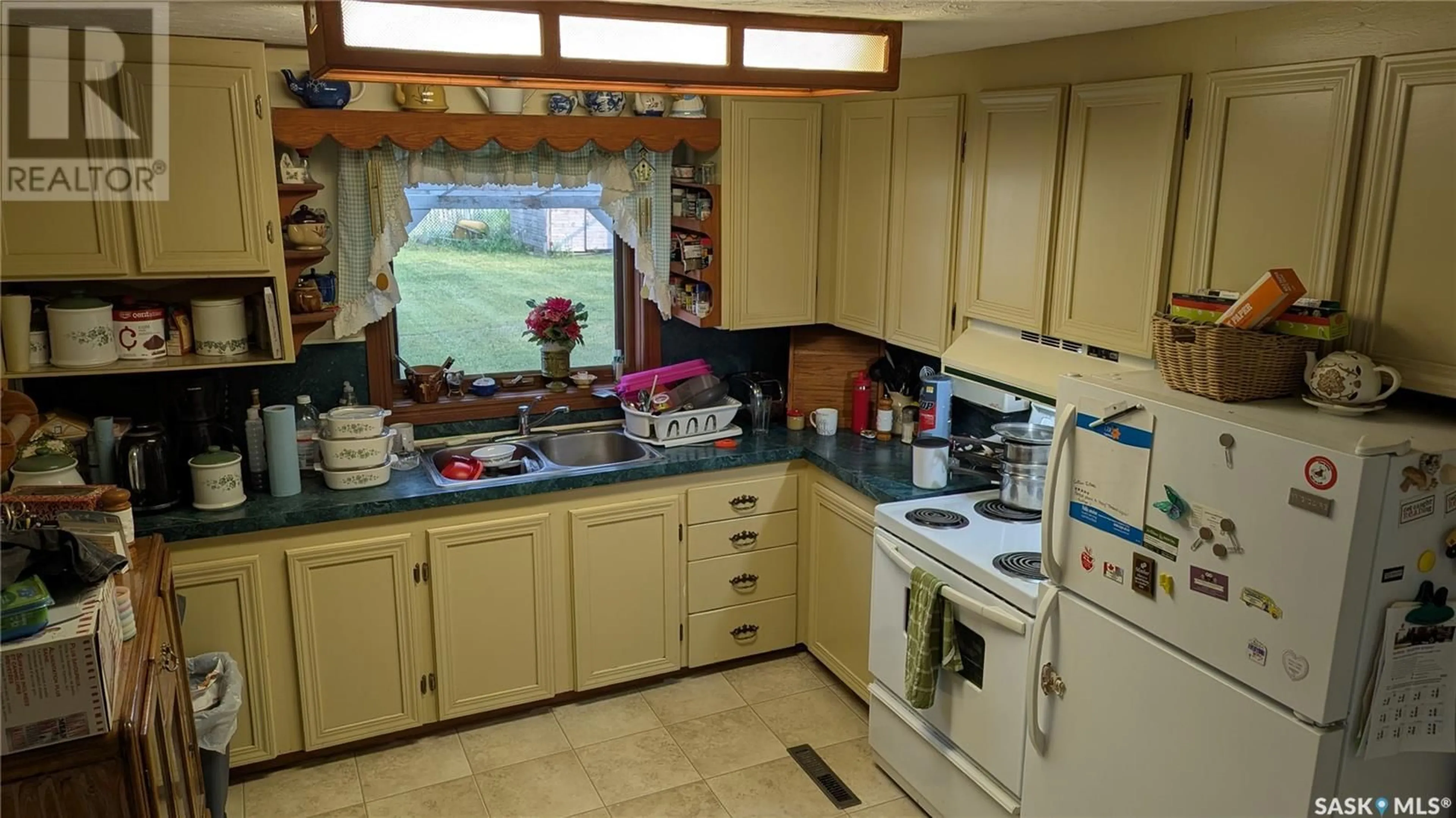 Standard kitchen, ceramic/tile floor for 304 WASHINGTON AVENUE, Davidson Saskatchewan S0G1A0