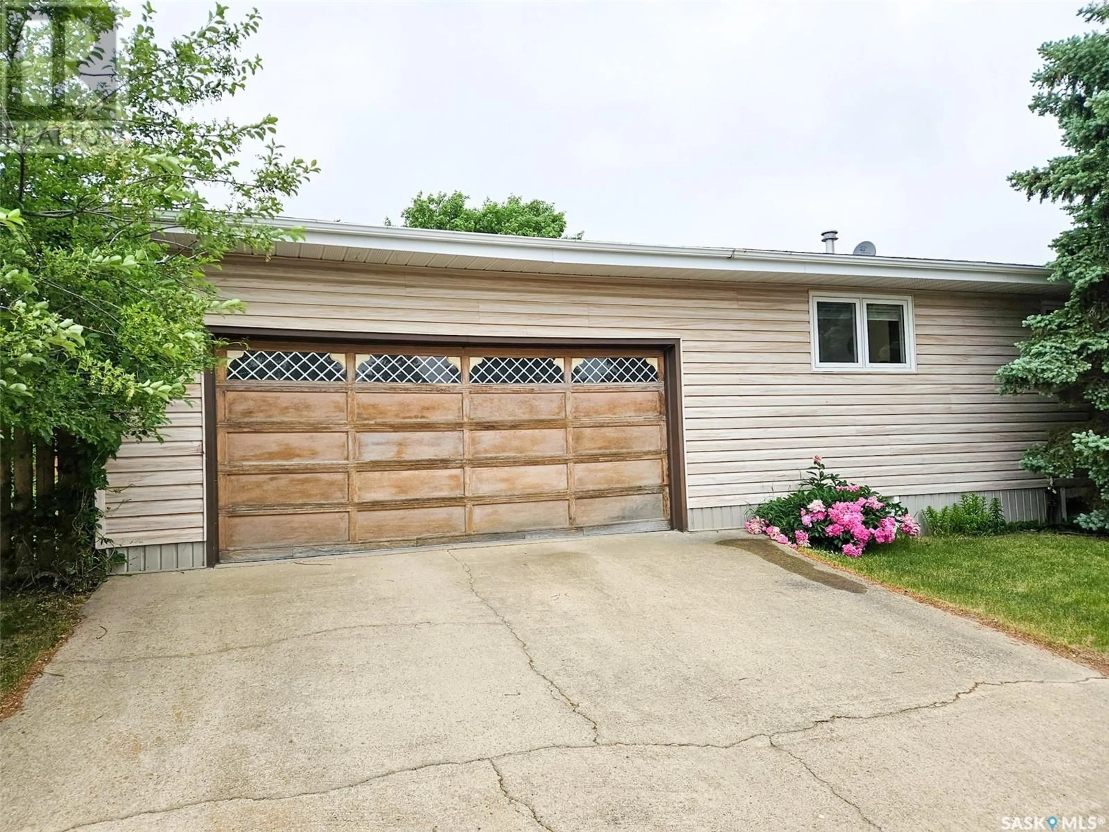 Indoor garage for 334 POWELL CRESCENT, Swift Current Saskatchewan S9H4L7