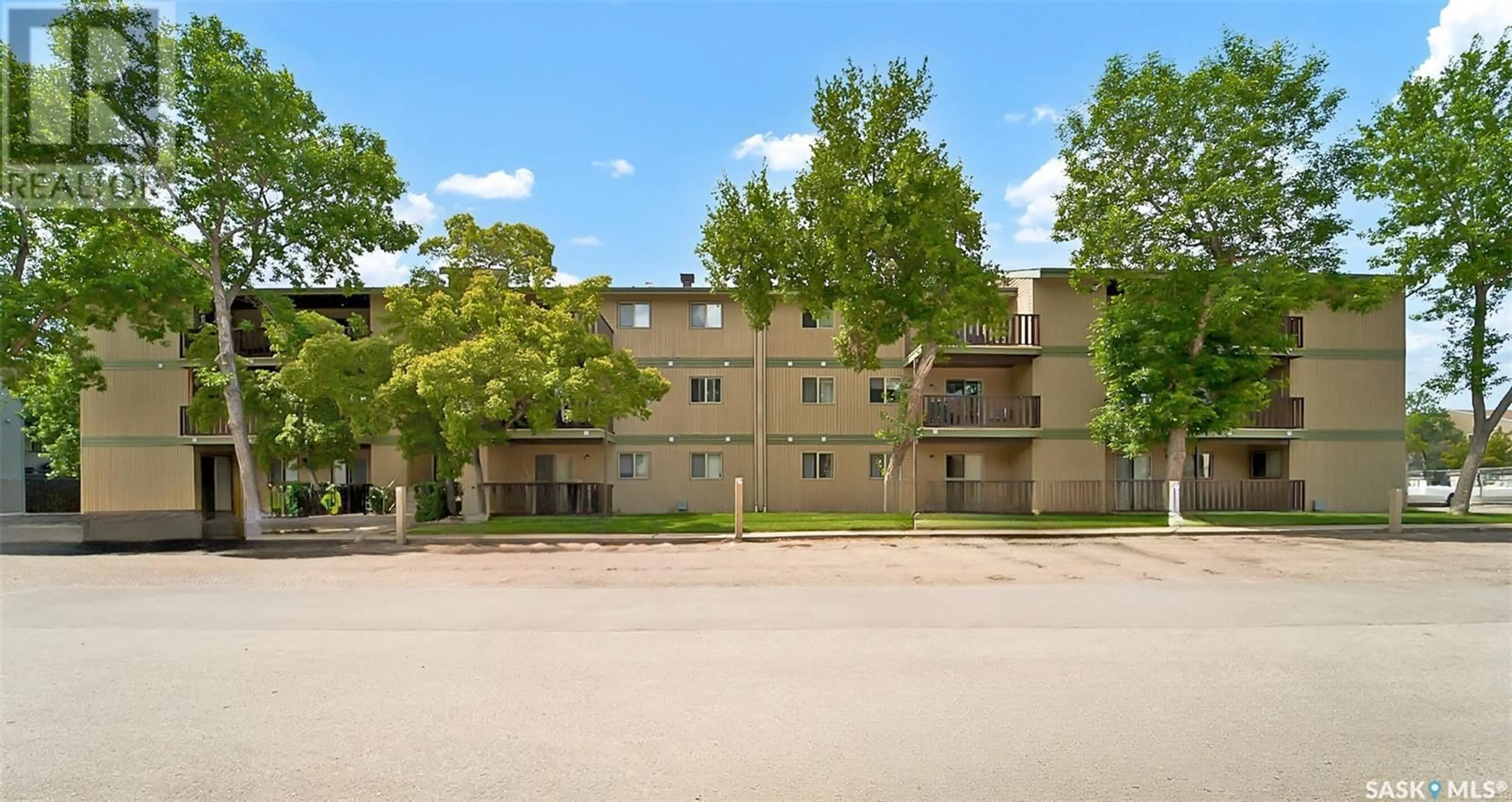 Patio, building for 102F - 1121 MCKERCHER DRIVE, Saskatoon Saskatchewan S7H5B8