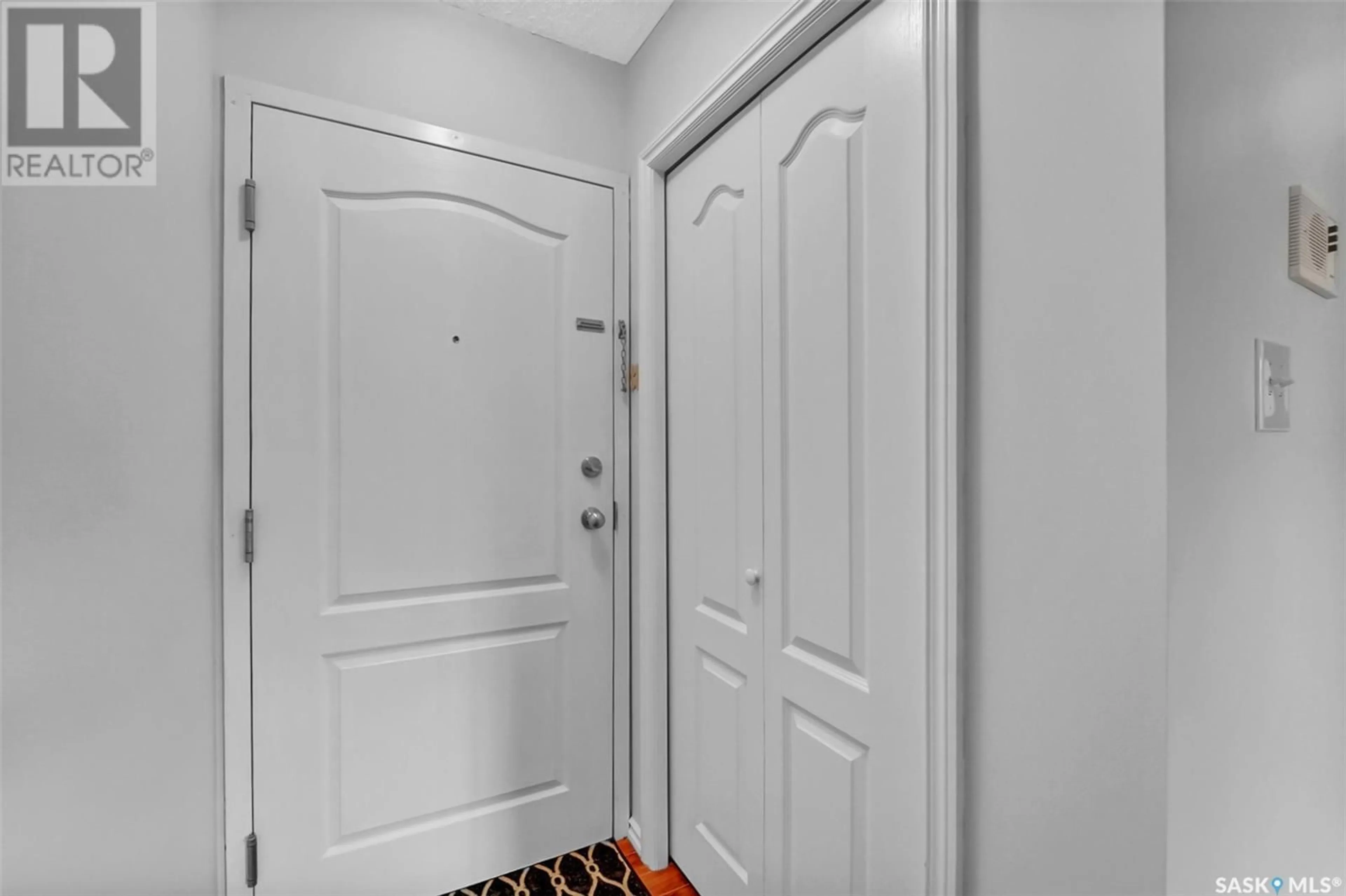 Indoor entryway for 102F - 1121 MCKERCHER DRIVE, Saskatoon Saskatchewan S7H5B8
