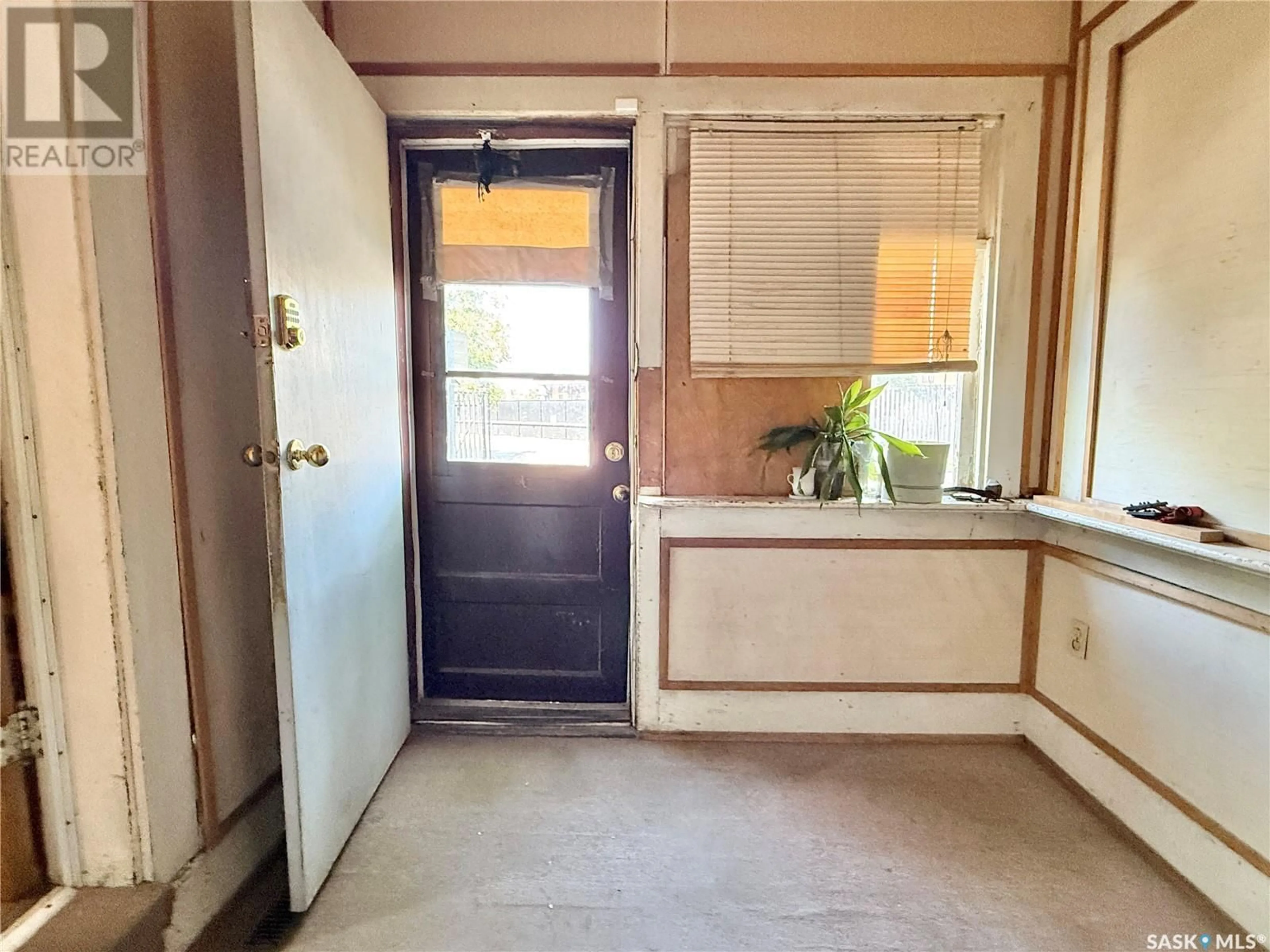 Indoor entryway for 202 24TH STREET, Saskatoon Saskatchewan S7M0X1