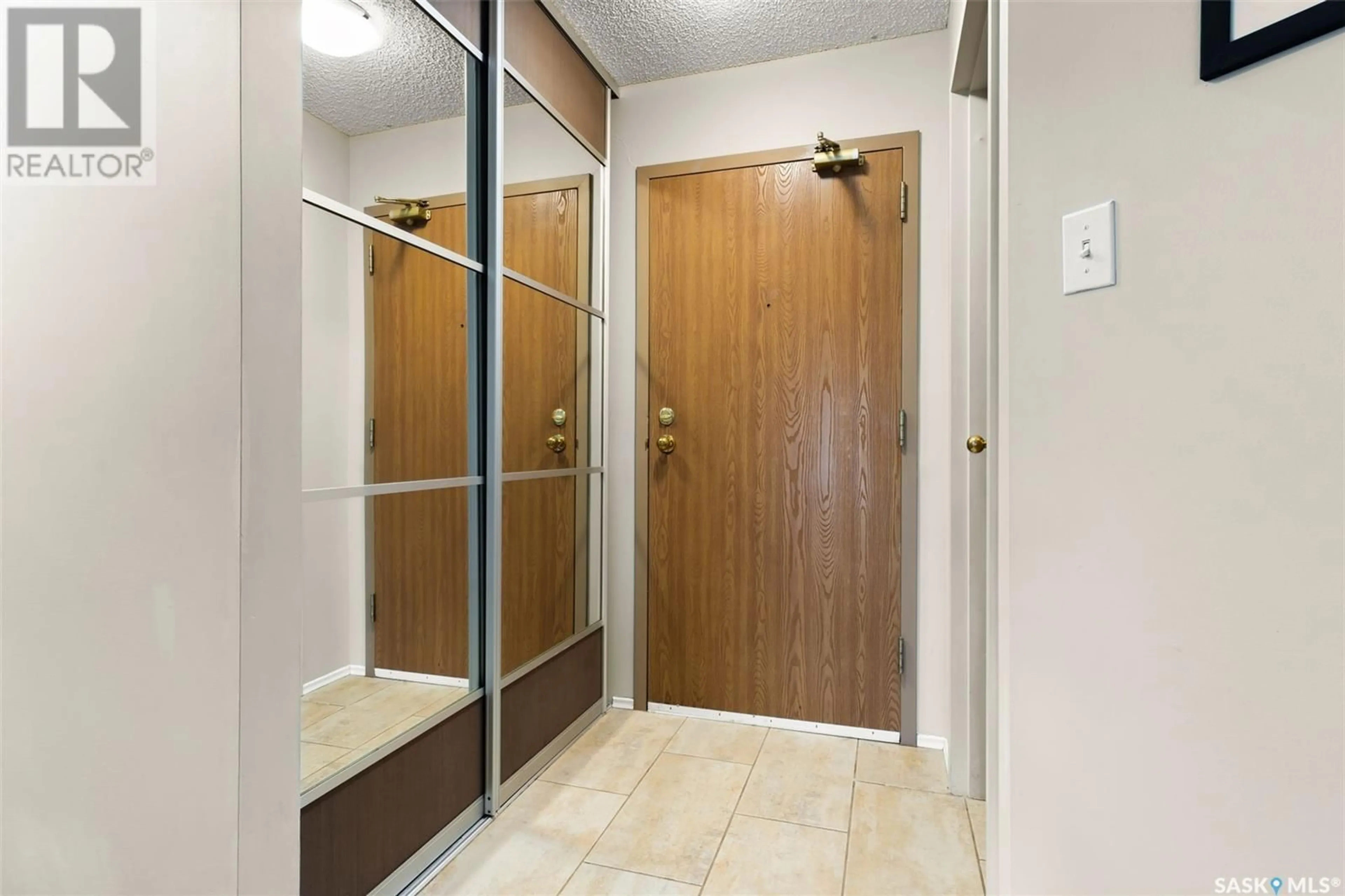 Indoor foyer for 202 - 3420 PARK STREET, Regina Saskatchewan S4V2M9
