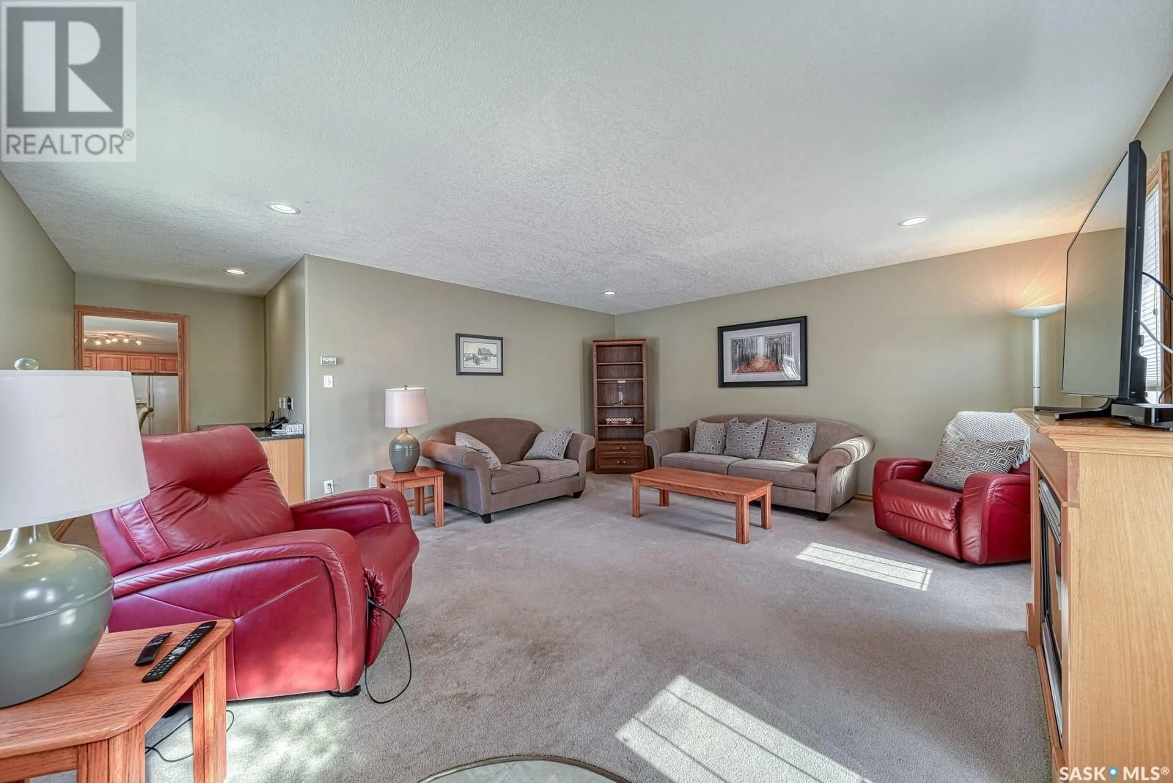 Living room with furniture, carpet floor for W - 1 273 FAIRFORD STREET, Moose Jaw Saskatchewan S6H1S8