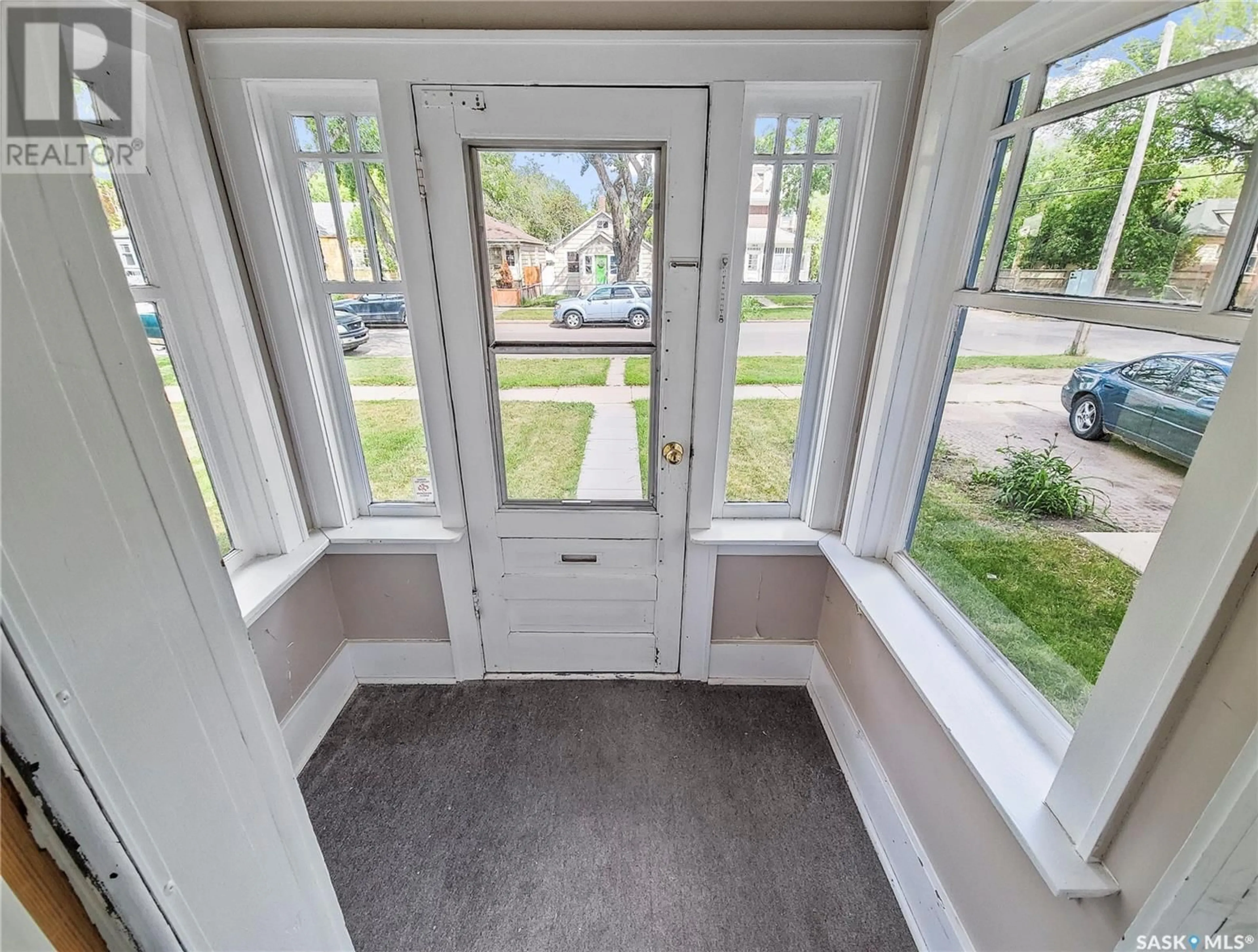 Indoor entryway for 1013 C AVENUE, Saskatoon Saskatchewan S7L1K1