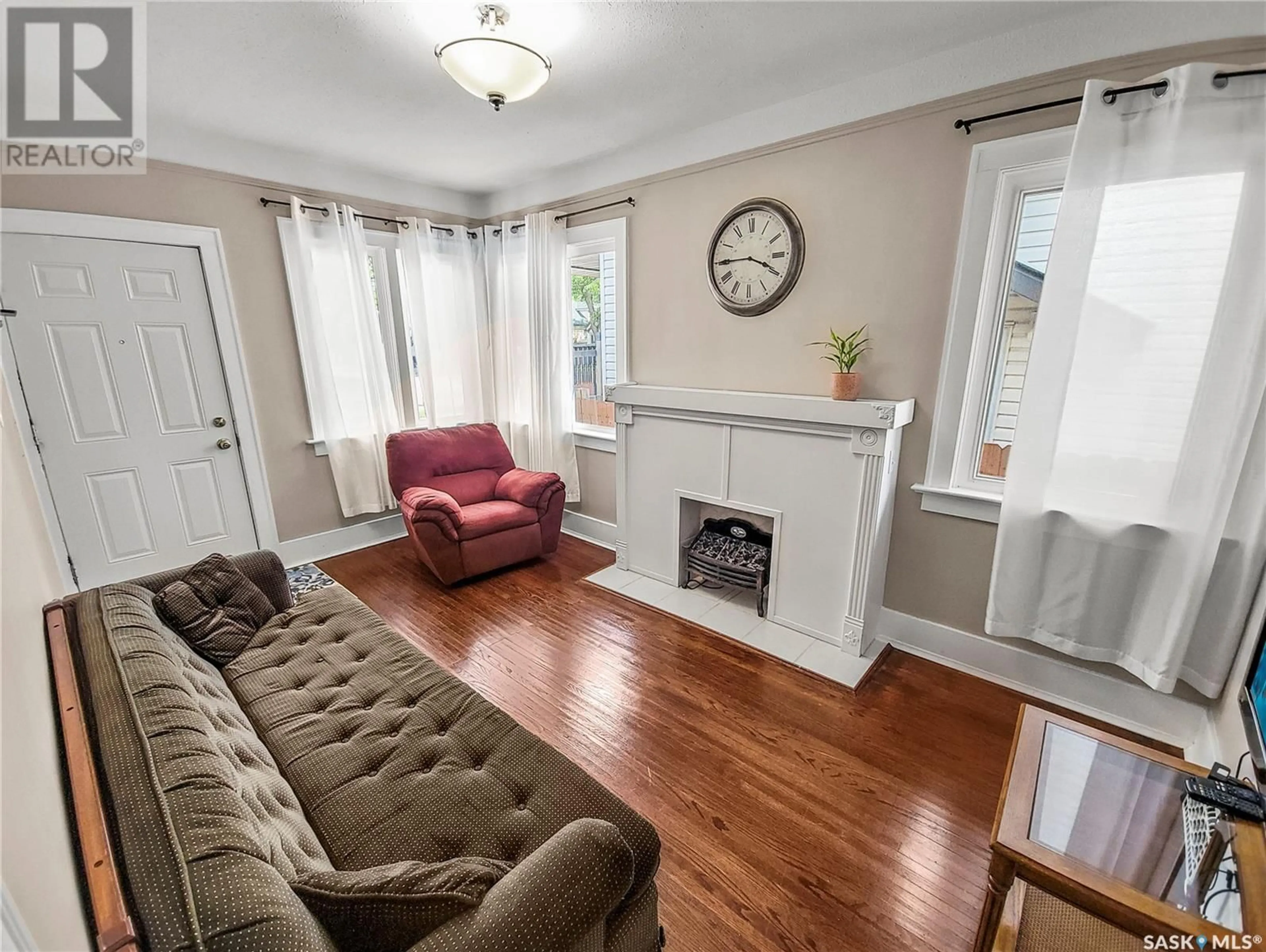 Living room with furniture, wood/laminate floor for 1013 C AVENUE, Saskatoon Saskatchewan S7L1K1