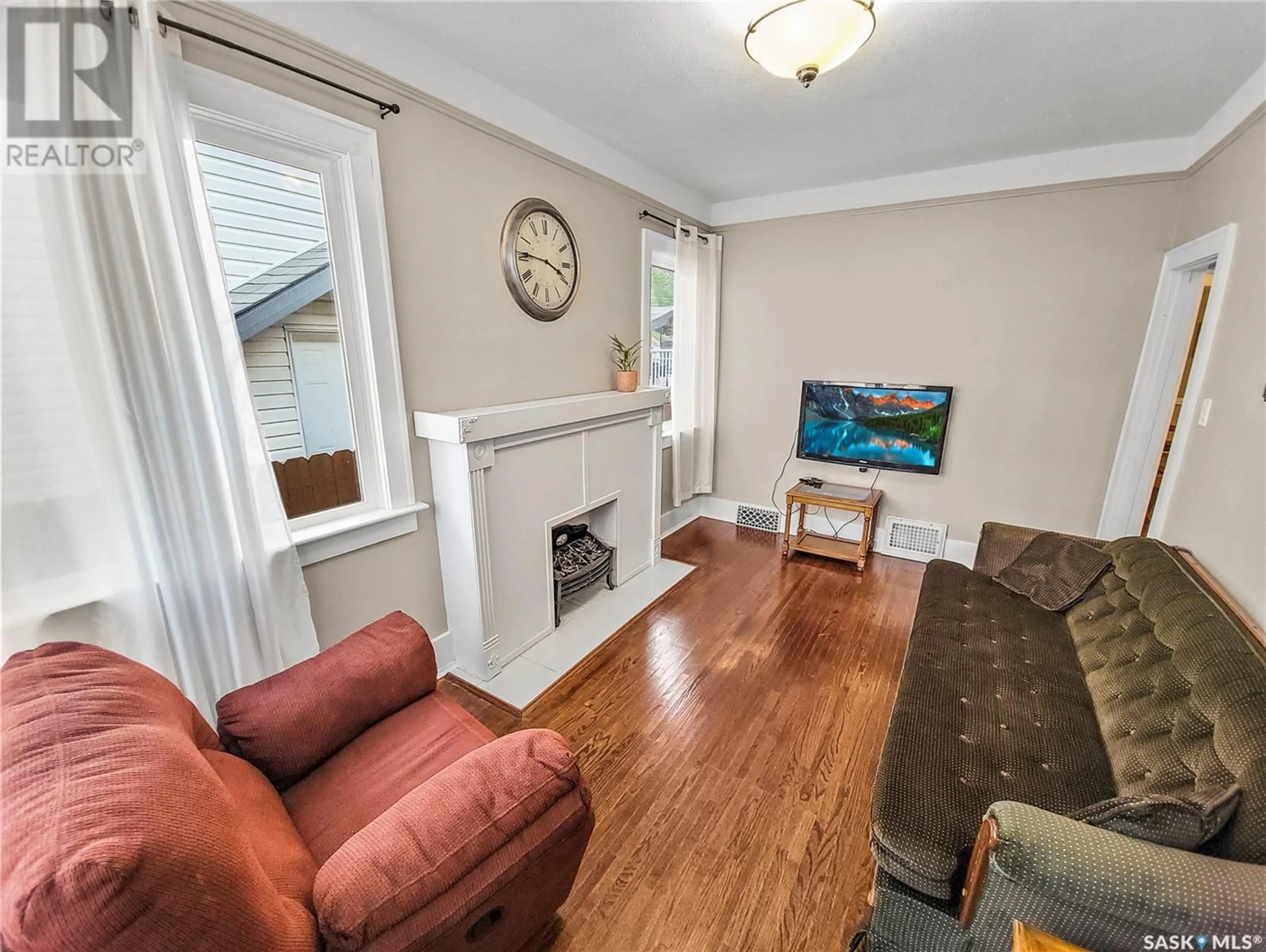 Living room with furniture, wood/laminate floor for 1013 C AVENUE, Saskatoon Saskatchewan S7L1K1