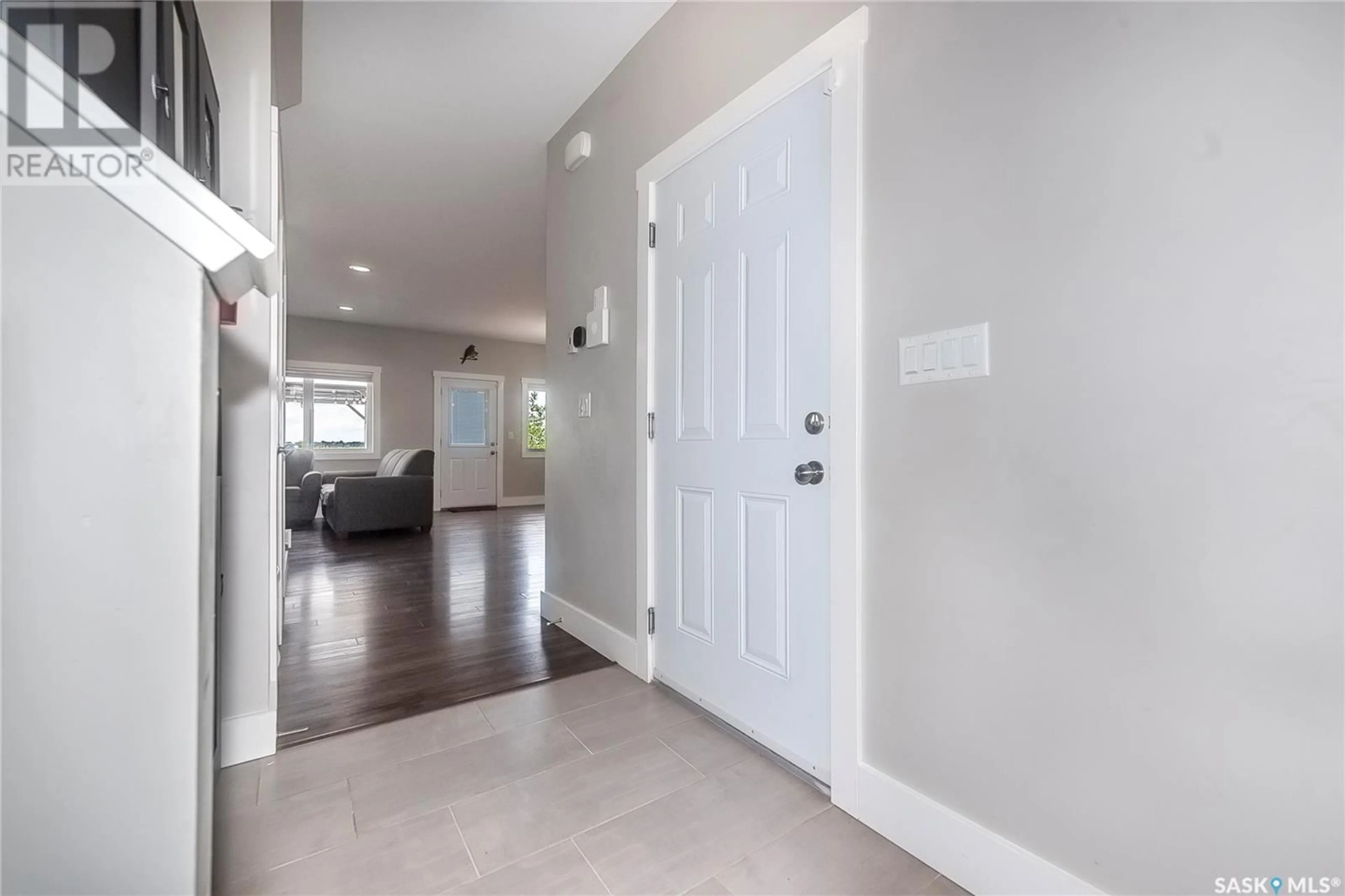 Indoor entryway for 414 MARLATTE CRESCENT, Saskatoon Saskatchewan S7W0S9