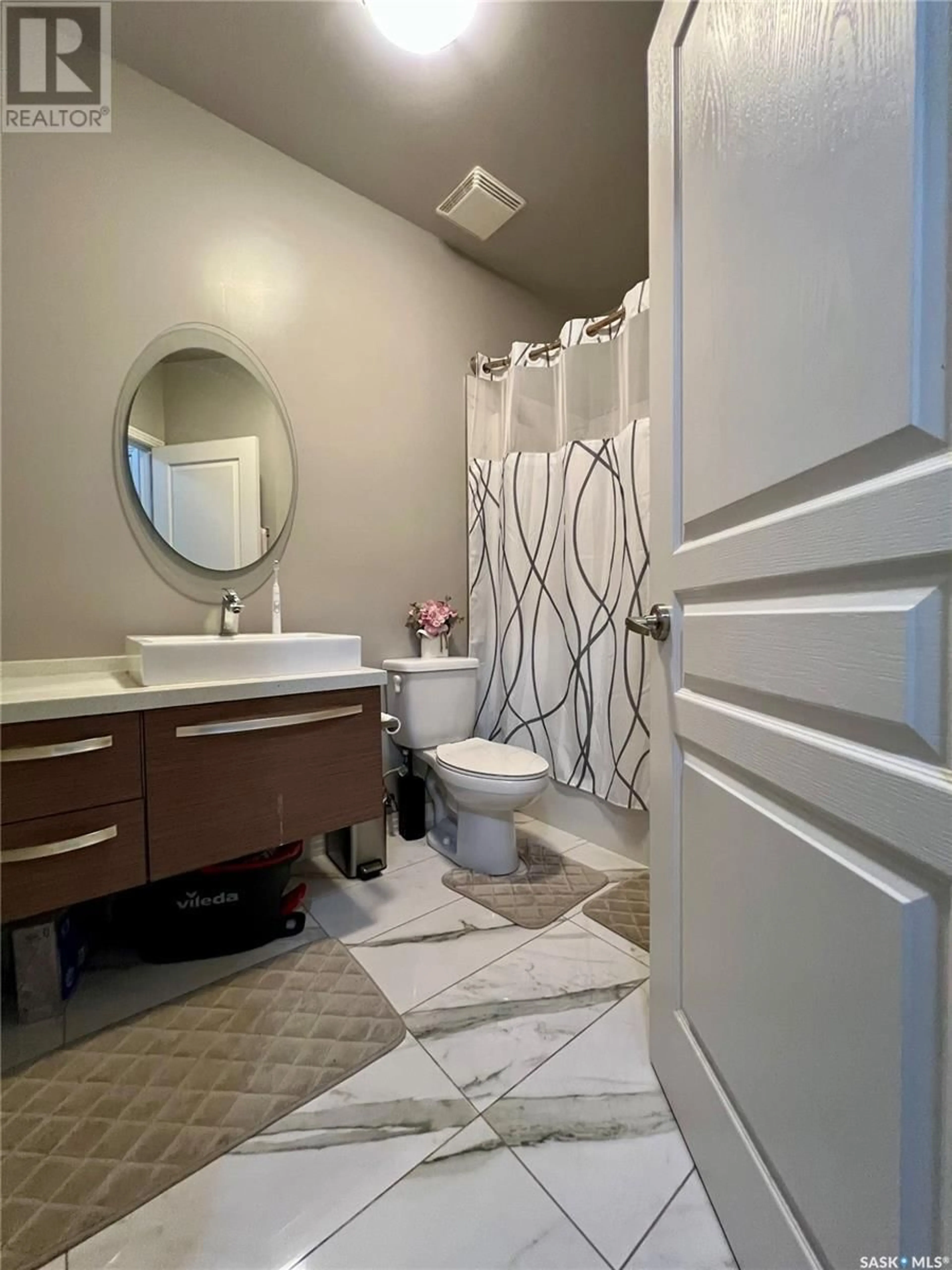 Contemporary bathroom, ceramic/tile floor for 225 - 309 MANINGAS BEND, Saskatoon Saskatchewan S7W0P9