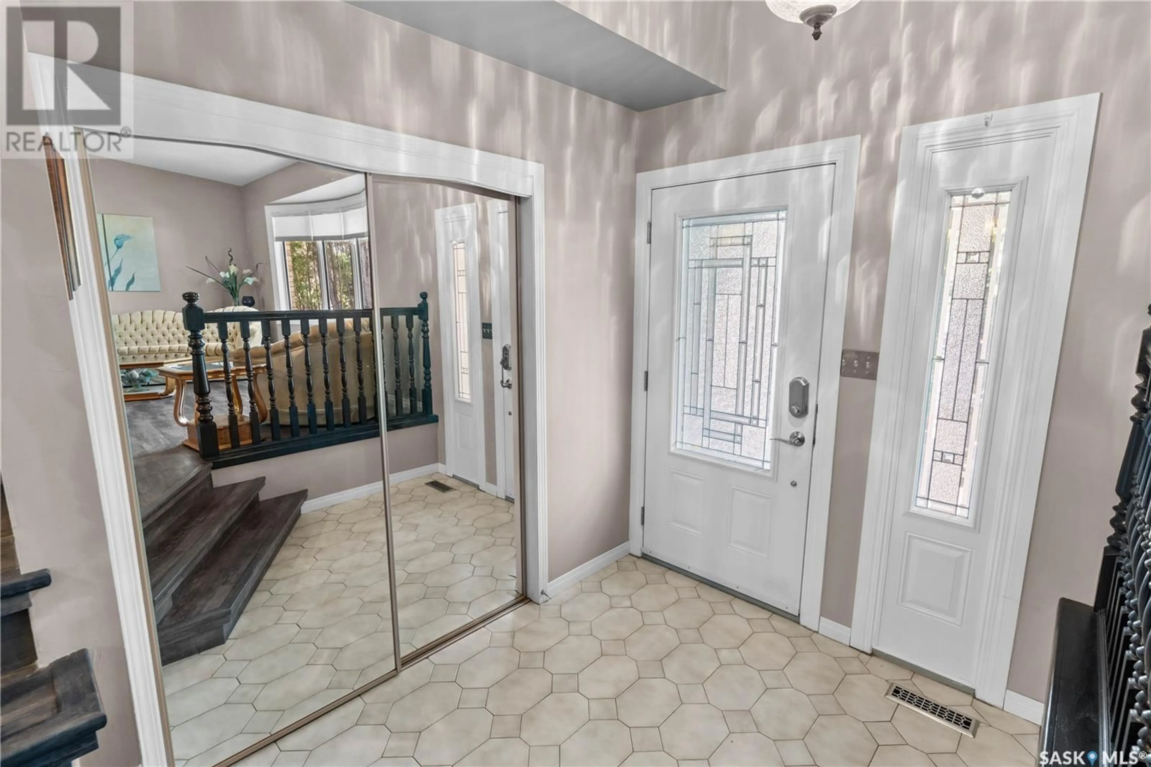Indoor entryway for 1324 LAKEWOOD DRIVE, Regina Saskatchewan S4X3L4