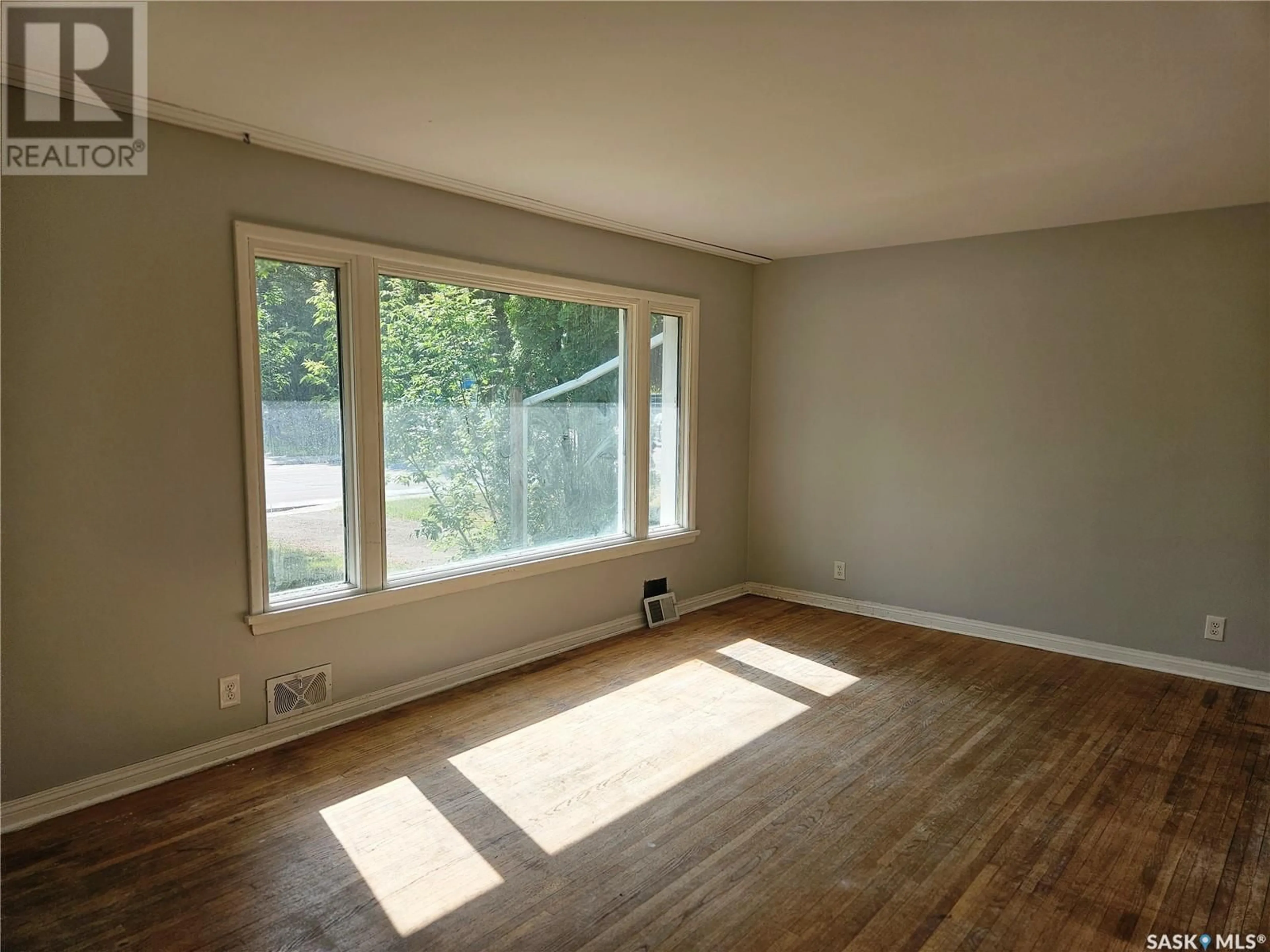 A pic of a room for 2526 BROADWAY AVENUE, Saskatoon Saskatchewan S7J0Z2
