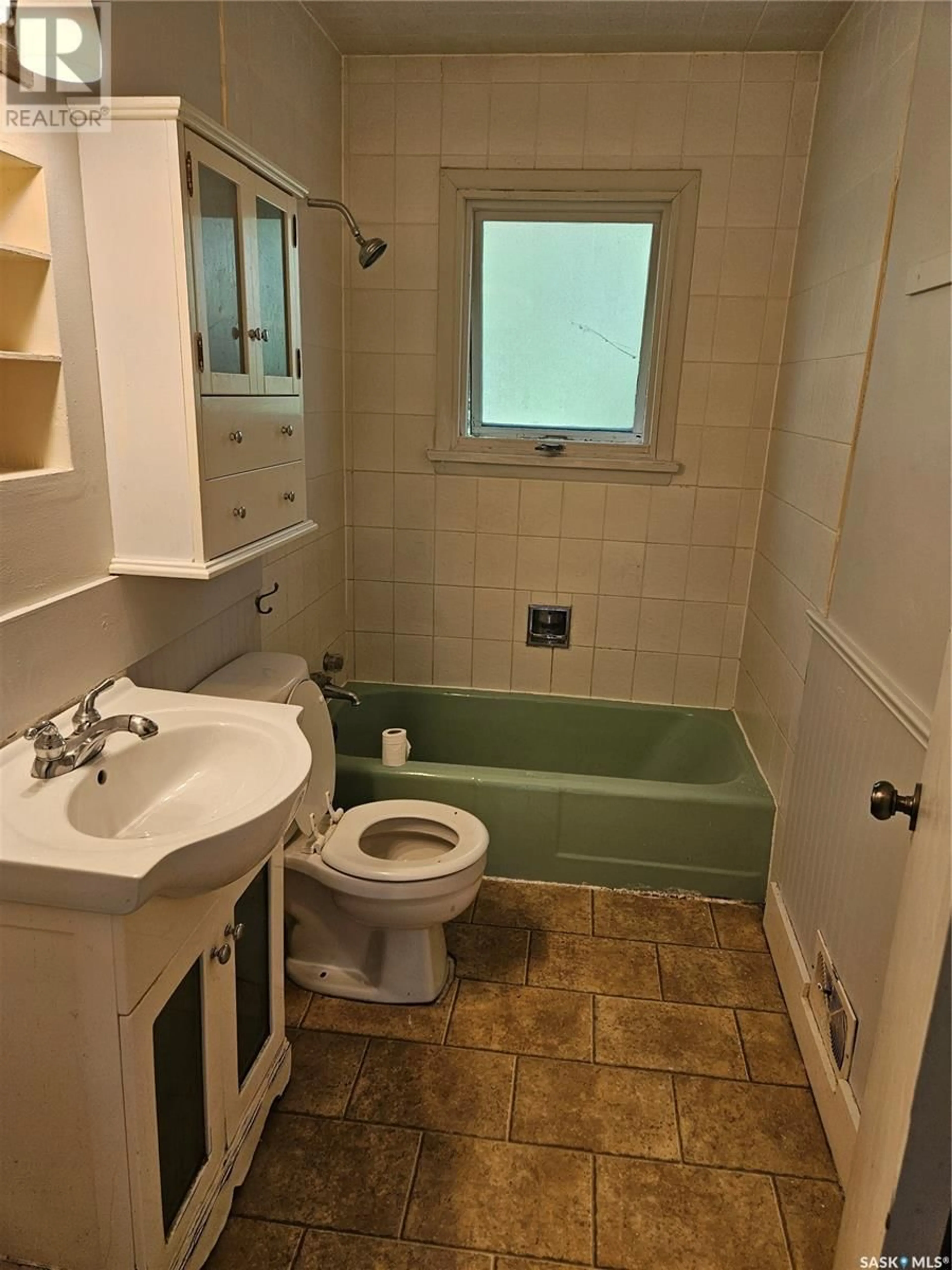 Standard bathroom, ceramic/tile floor for 2526 BROADWAY AVENUE, Saskatoon Saskatchewan S7J0Z2