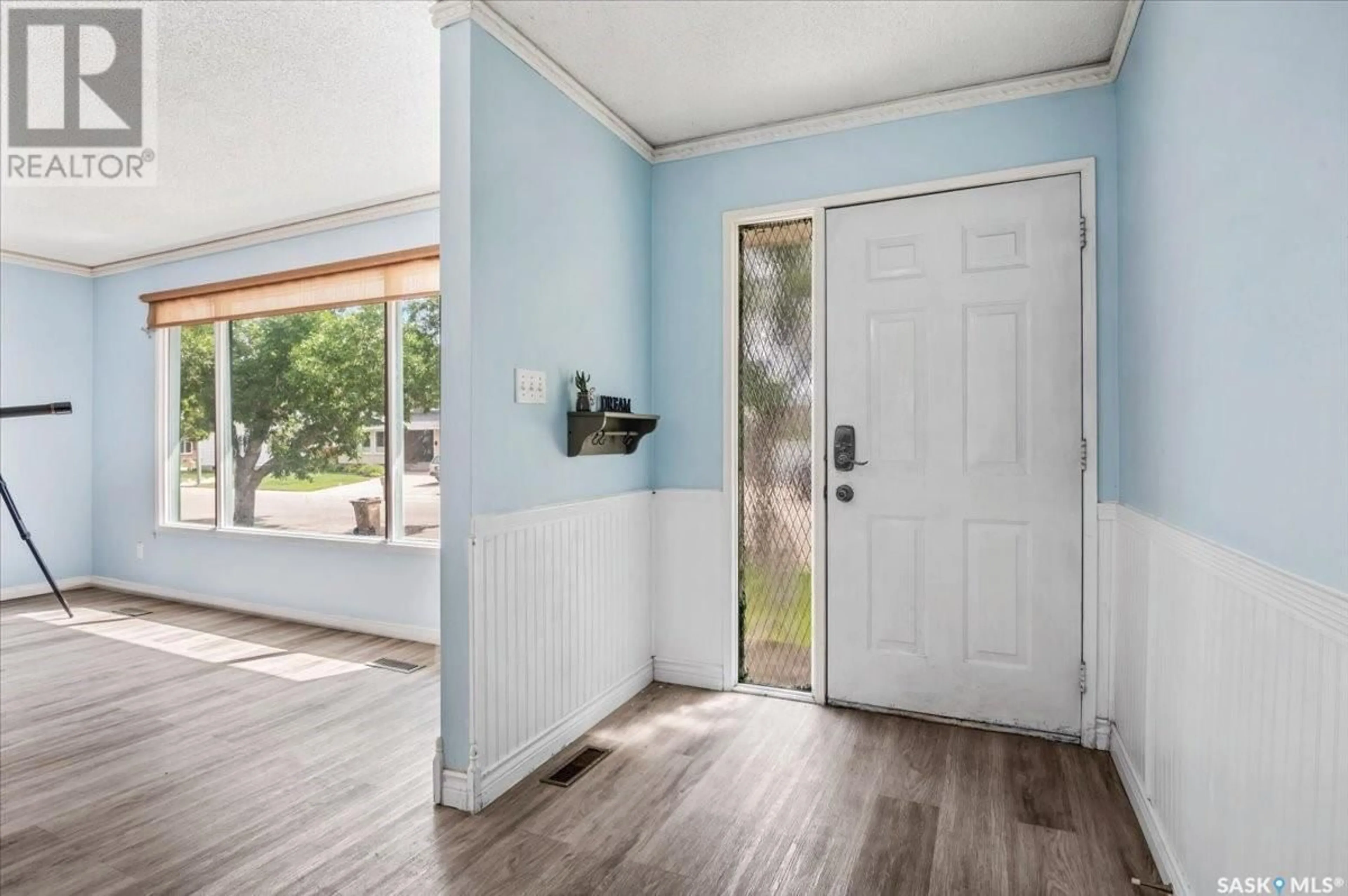 Indoor entryway for 14 MARQUIS CRESCENT, Regina Saskatchewan S4S6J9