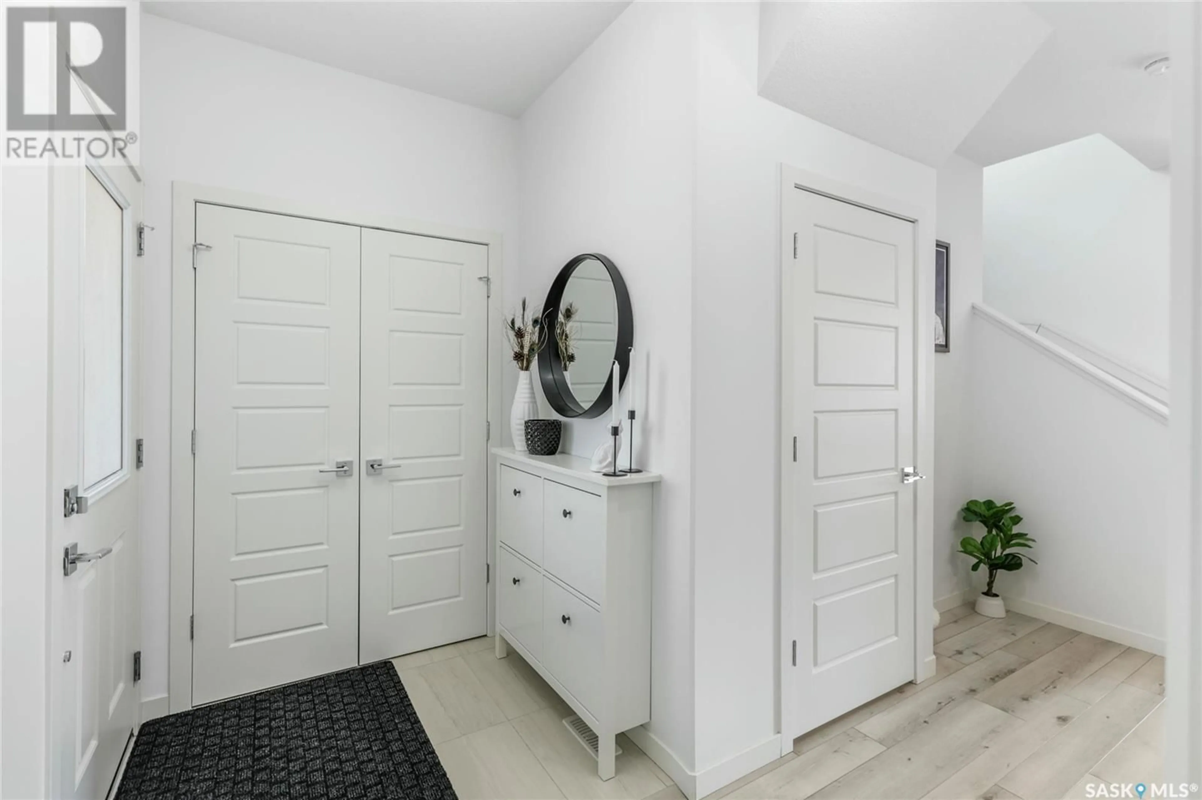 Indoor entryway for 3518 GREEN TURTLE ROAD, Regina Saskatchewan S4V3N8