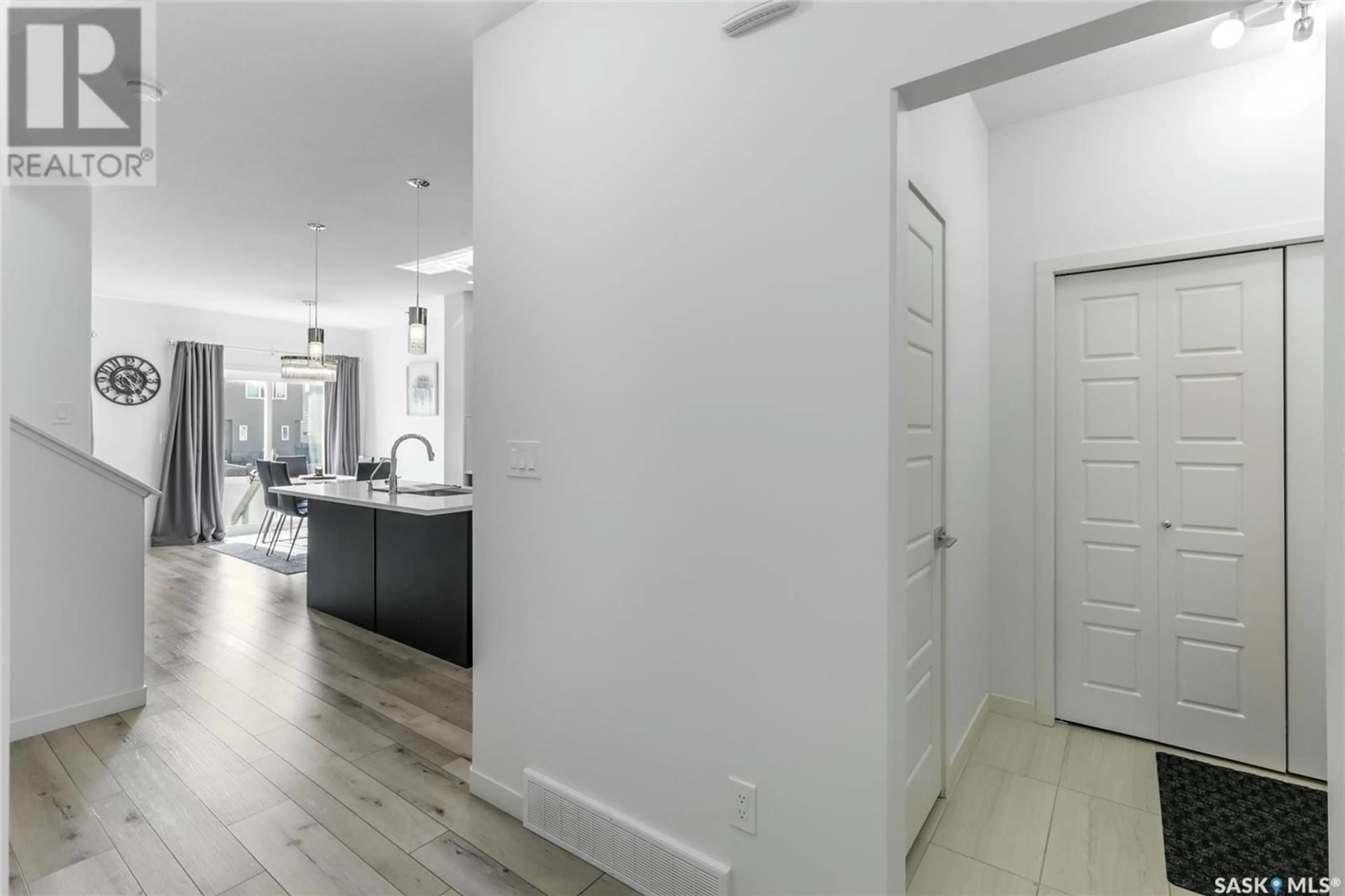 Indoor entryway for 3518 GREEN TURTLE ROAD, Regina Saskatchewan S4V3N8