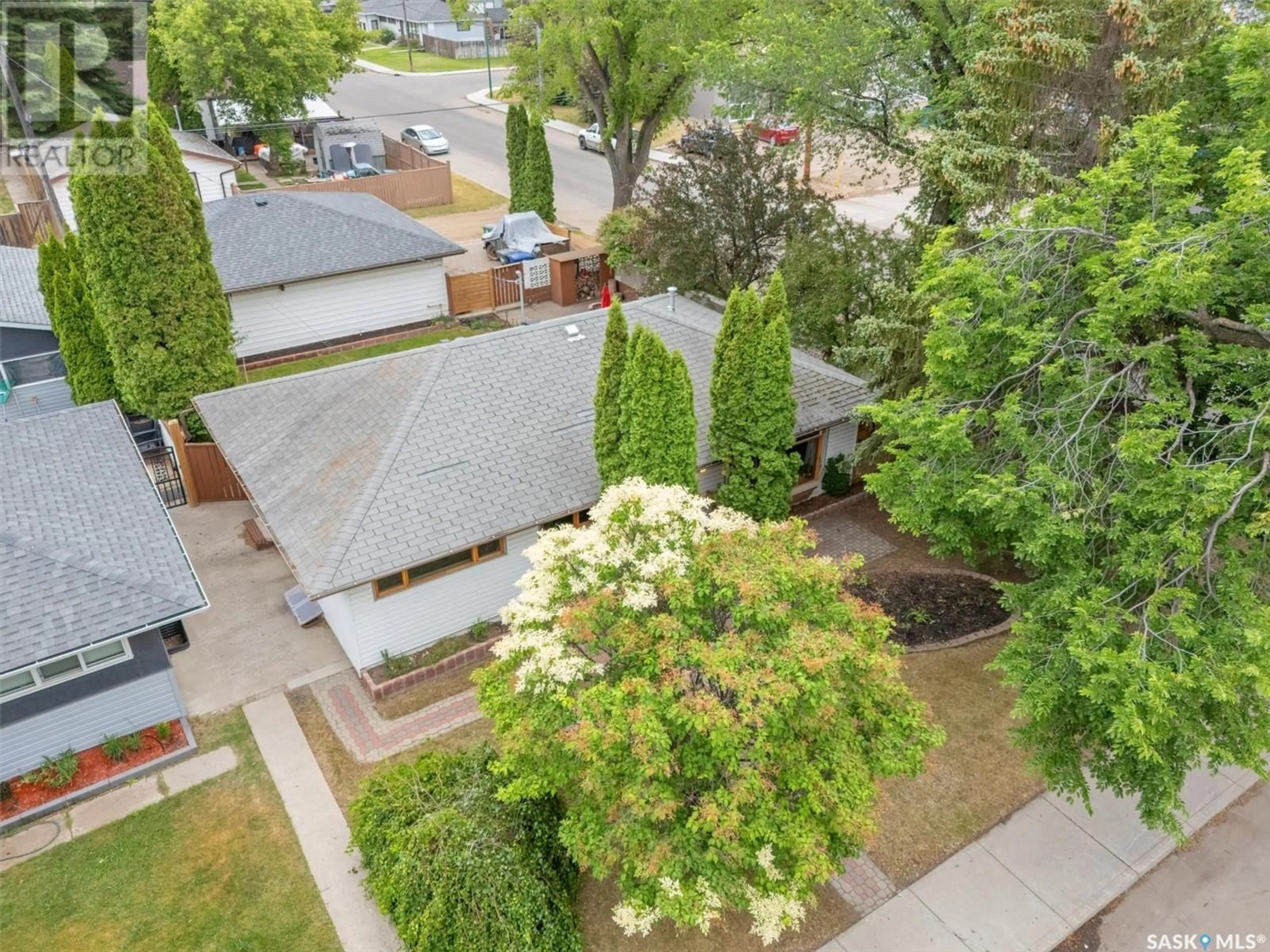 A pic from outside/outdoor area/front of a property/back of a property/a pic from drone, street for 2533 WILLIAM AVENUE, Saskatoon Saskatchewan S7J1B2