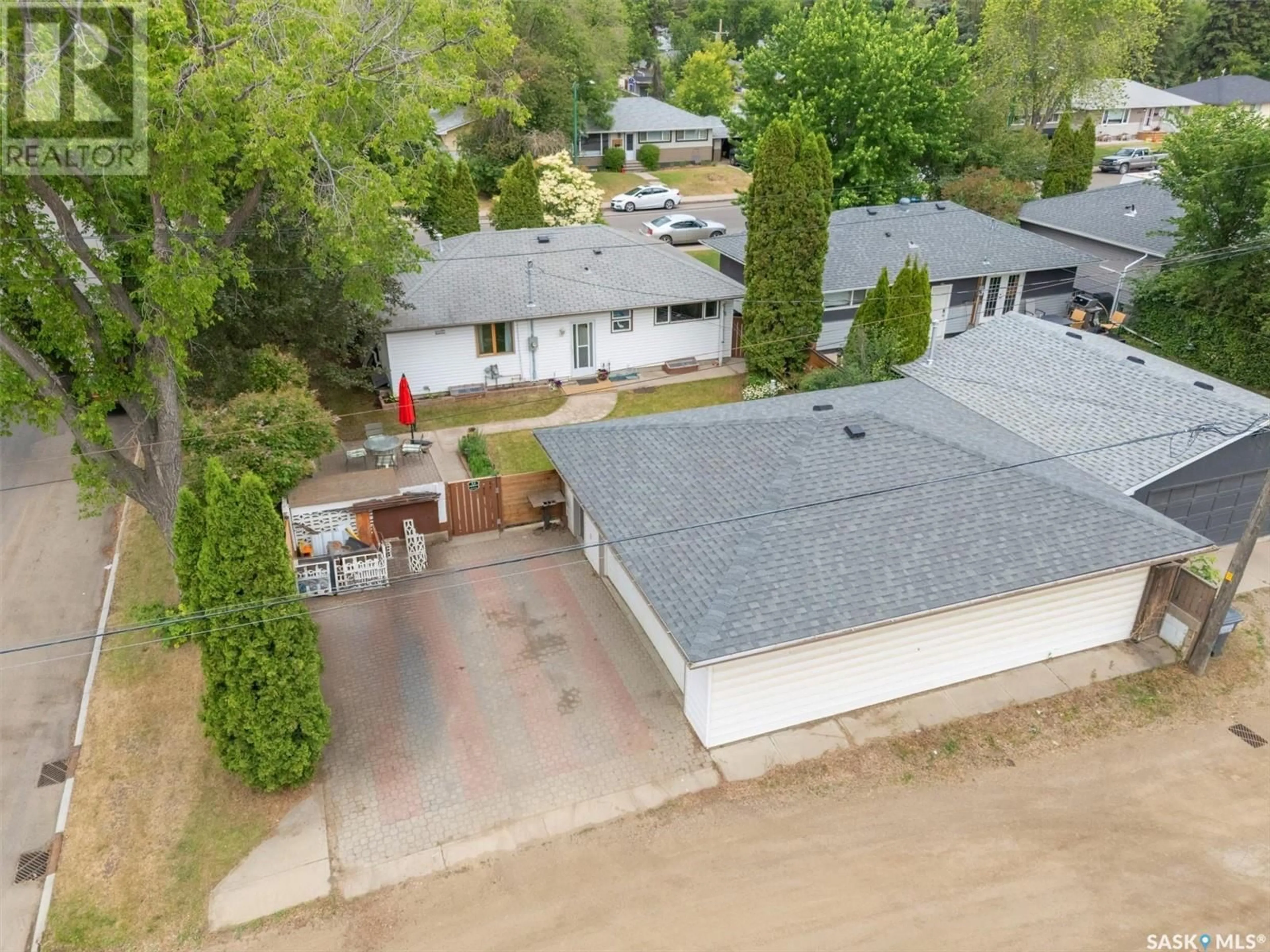 A pic from outside/outdoor area/front of a property/back of a property/a pic from drone, street for 2533 WILLIAM AVENUE, Saskatoon Saskatchewan S7J1B2