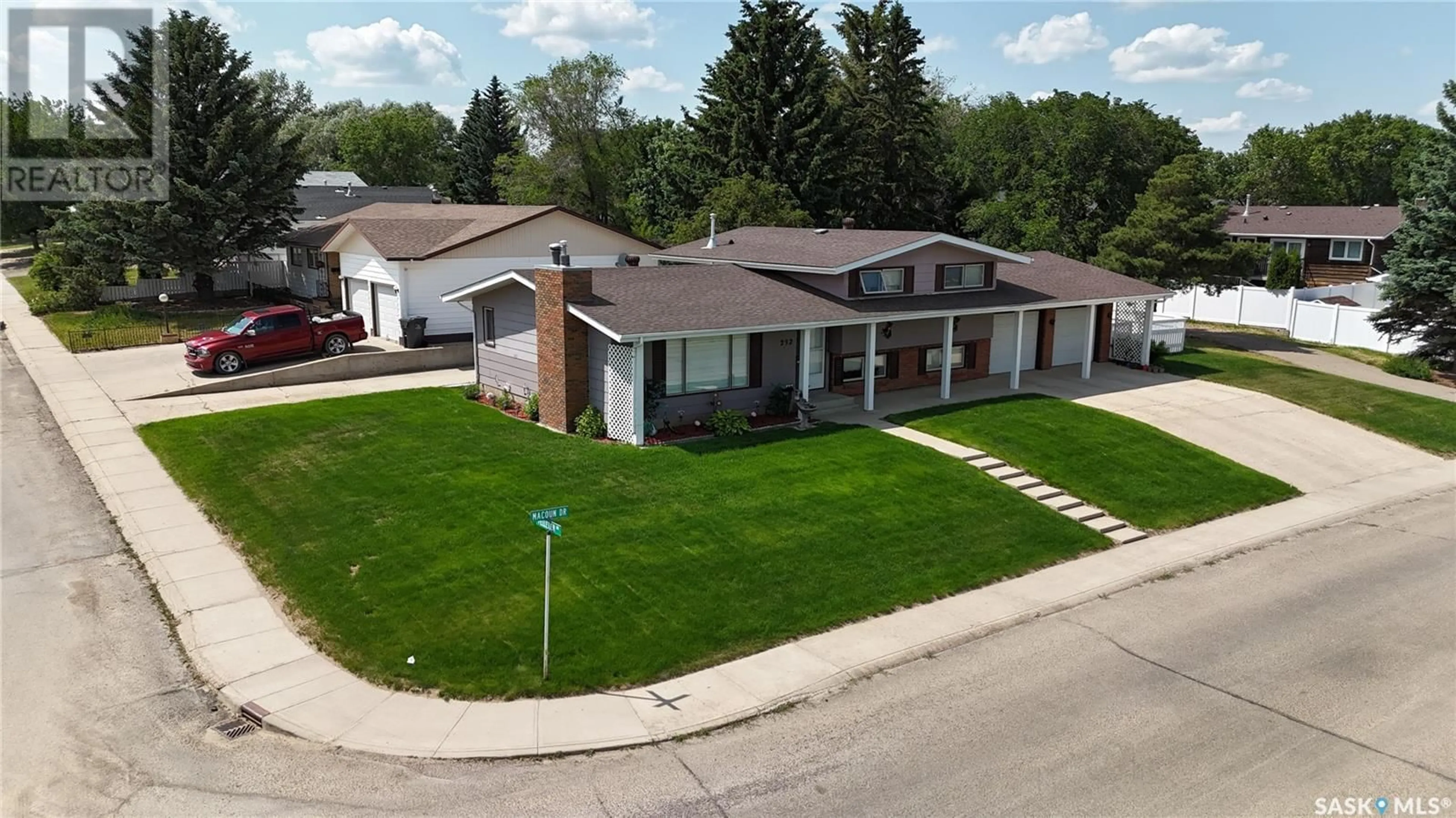 A pic from outside/outdoor area/front of a property/back of a property/a pic from drone, street for 292 MACOUN DRIVE, Swift Current Saskatchewan S9H4M1