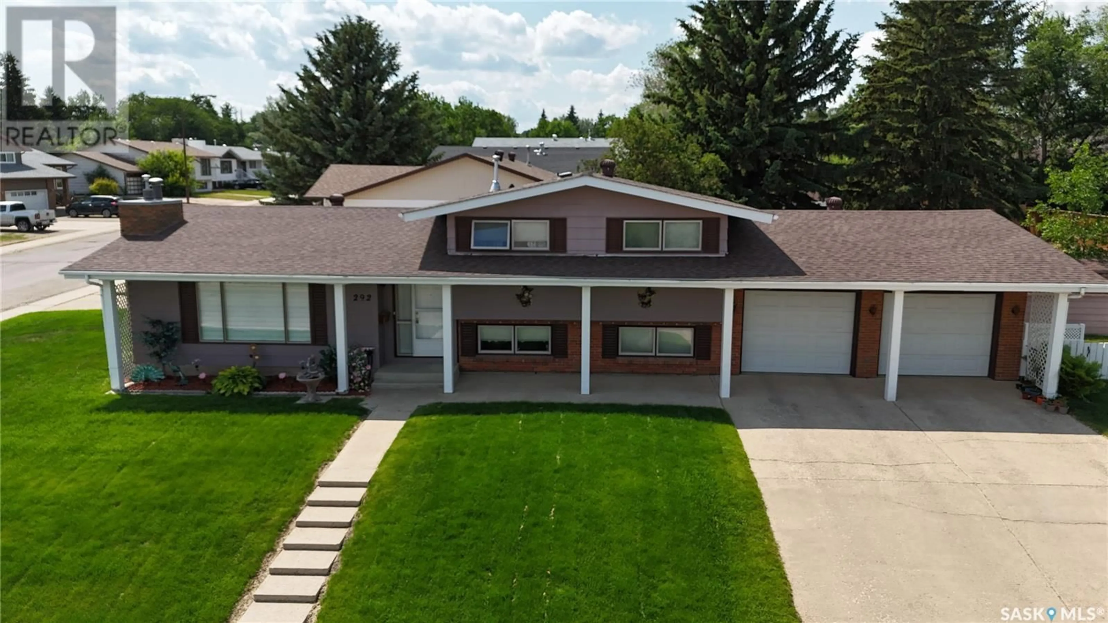 A pic from outside/outdoor area/front of a property/back of a property/a pic from drone, street for 292 MACOUN DRIVE, Swift Current Saskatchewan S9H4M1