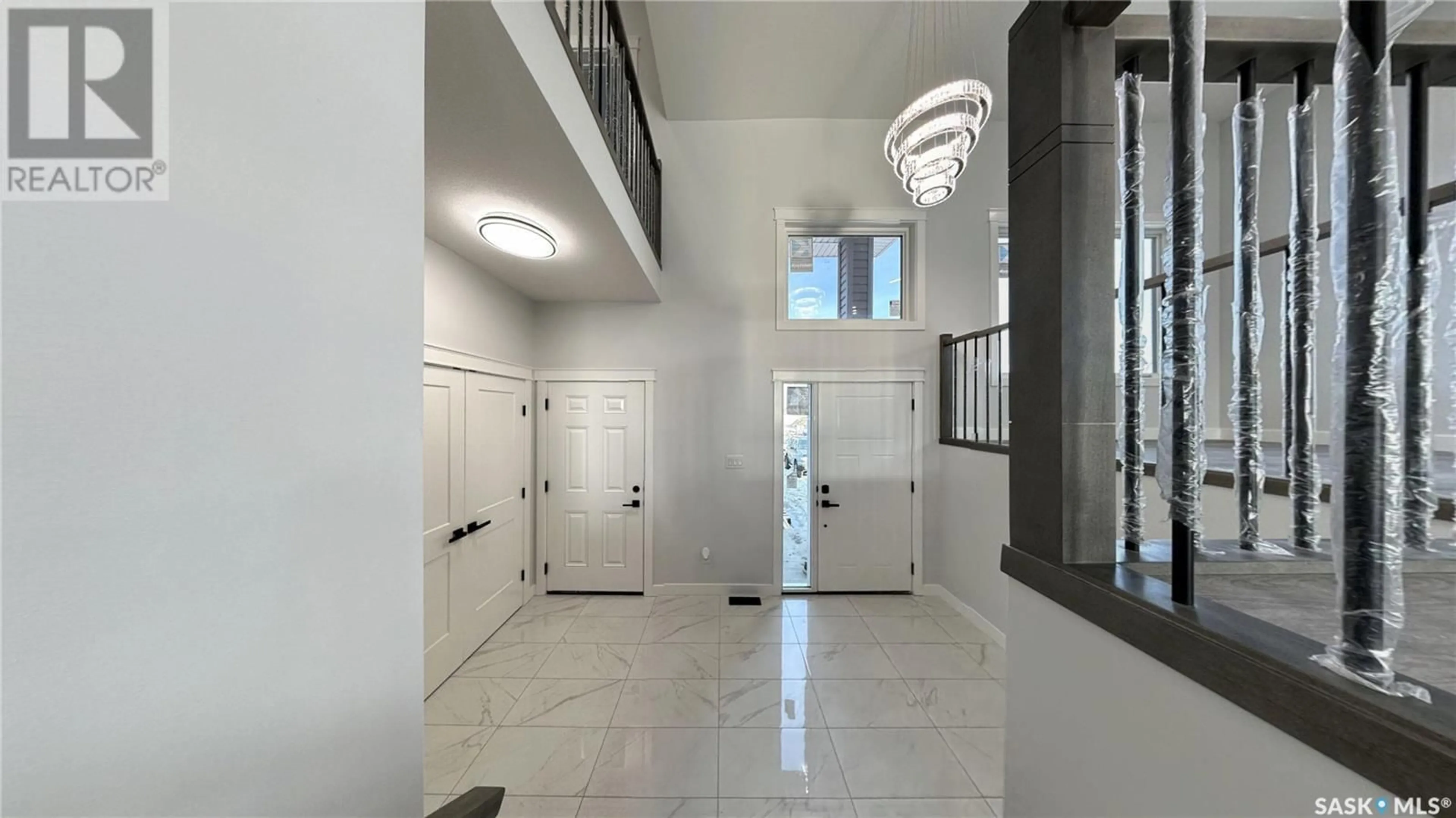 Indoor foyer for 503 KINLOCH COURT, Saskatoon Saskatchewan S7M5K1
