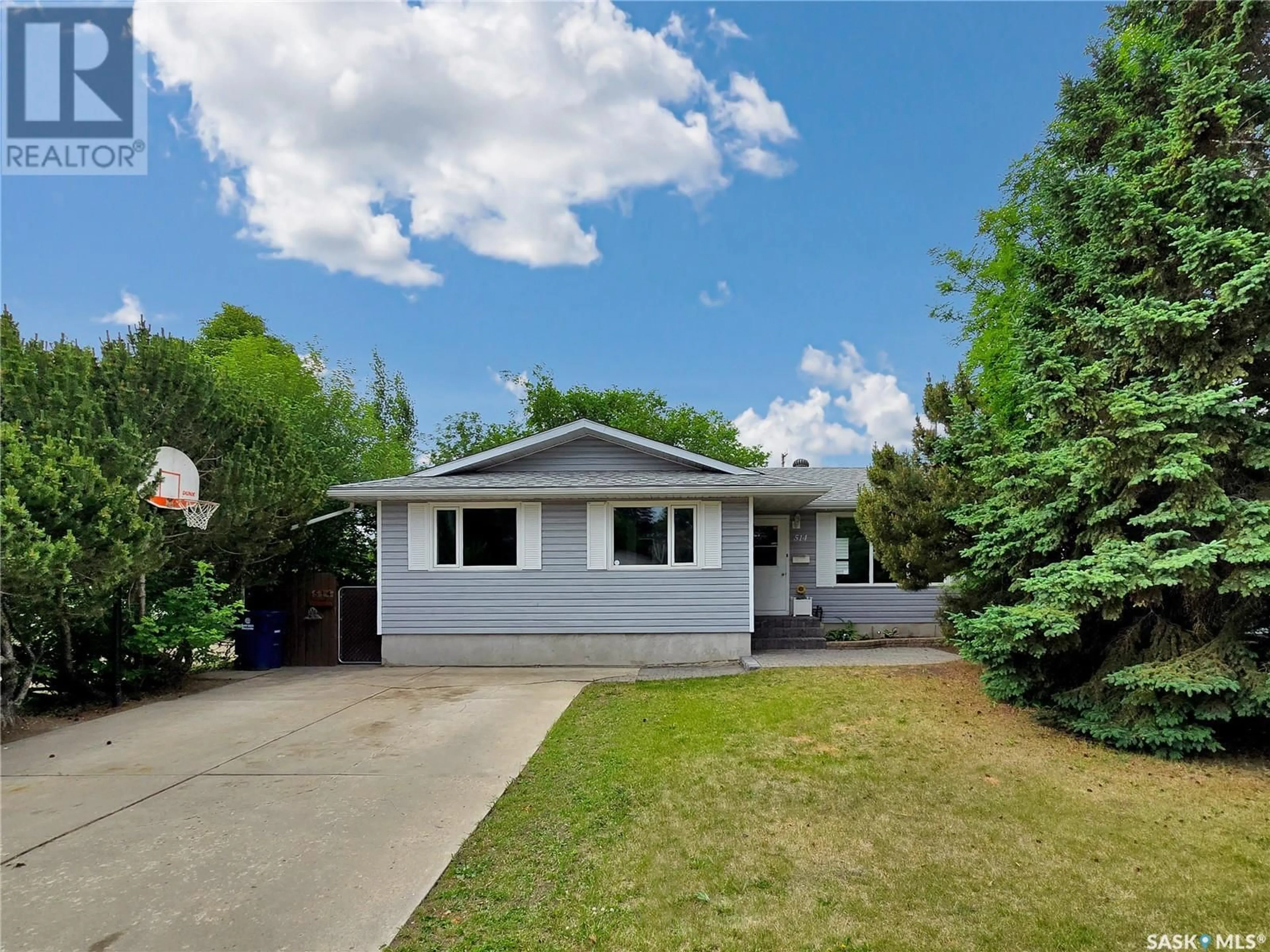 Home with vinyl exterior material, street for 514 TRENT CRESCENT, Saskatoon Saskatchewan S7H4T1