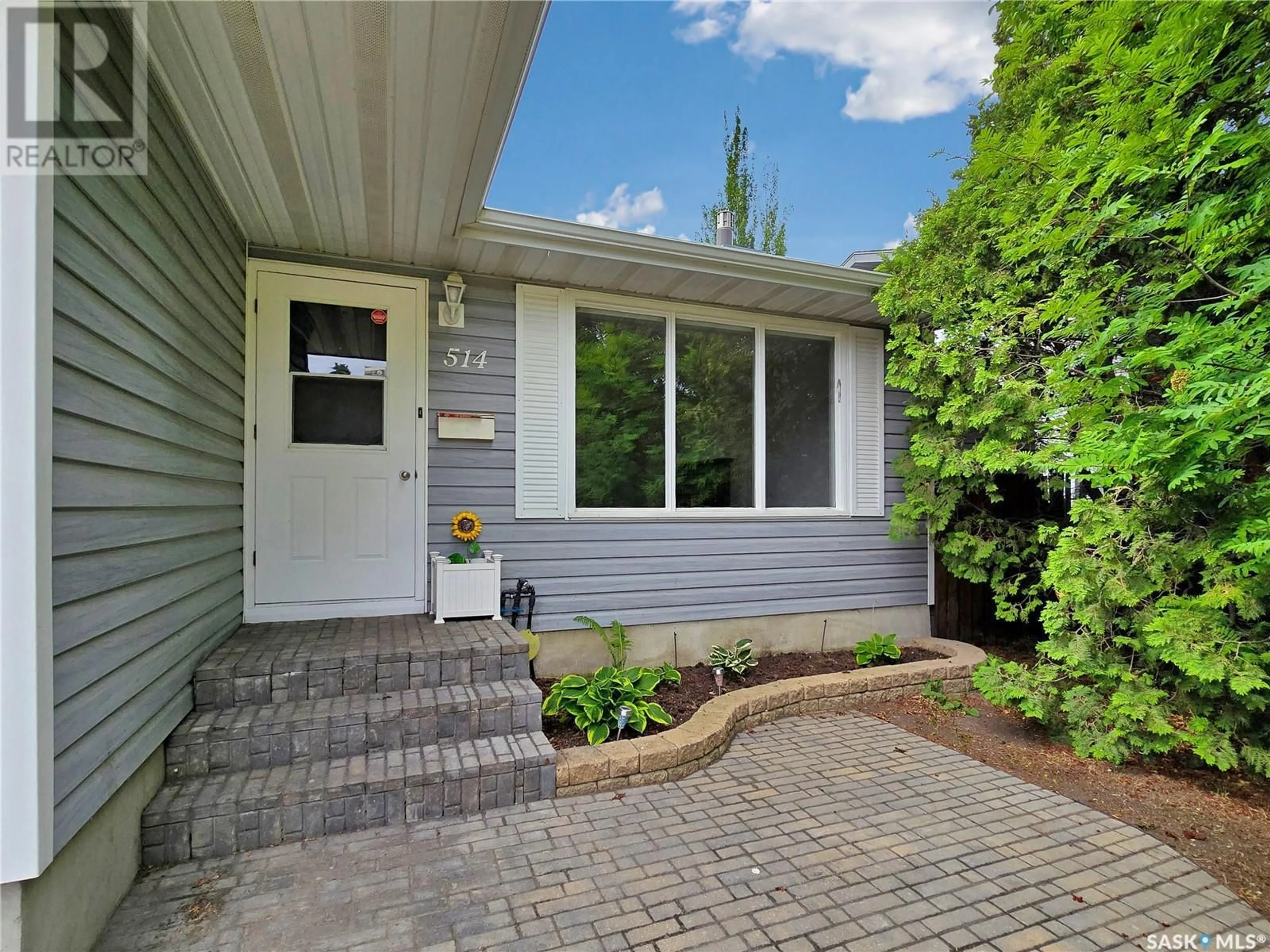 Home with vinyl exterior material, street for 514 TRENT CRESCENT, Saskatoon Saskatchewan S7H4T1