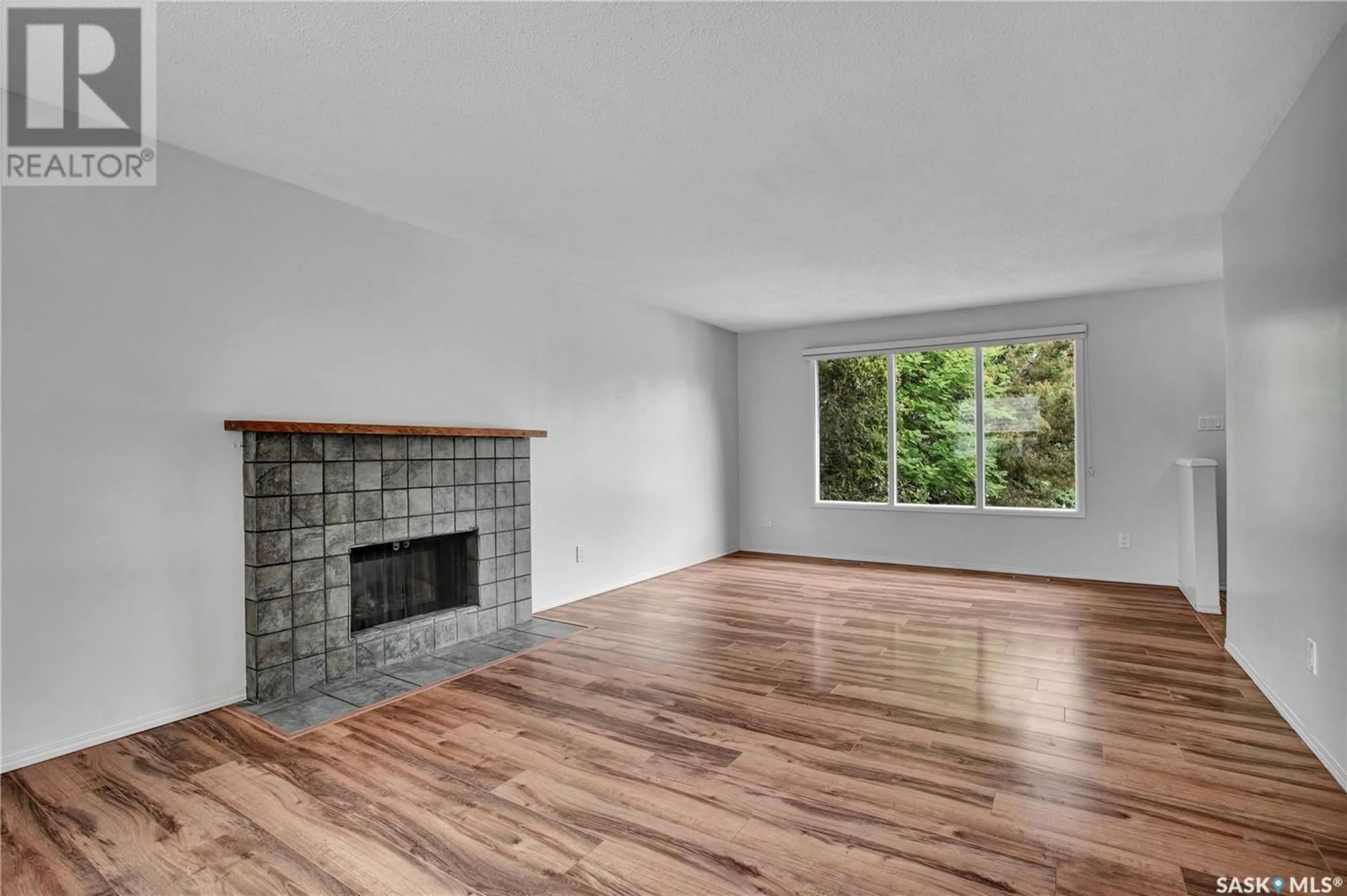 Living room with furniture, wood/laminate floor for 514 TRENT CRESCENT, Saskatoon Saskatchewan S7H4T1