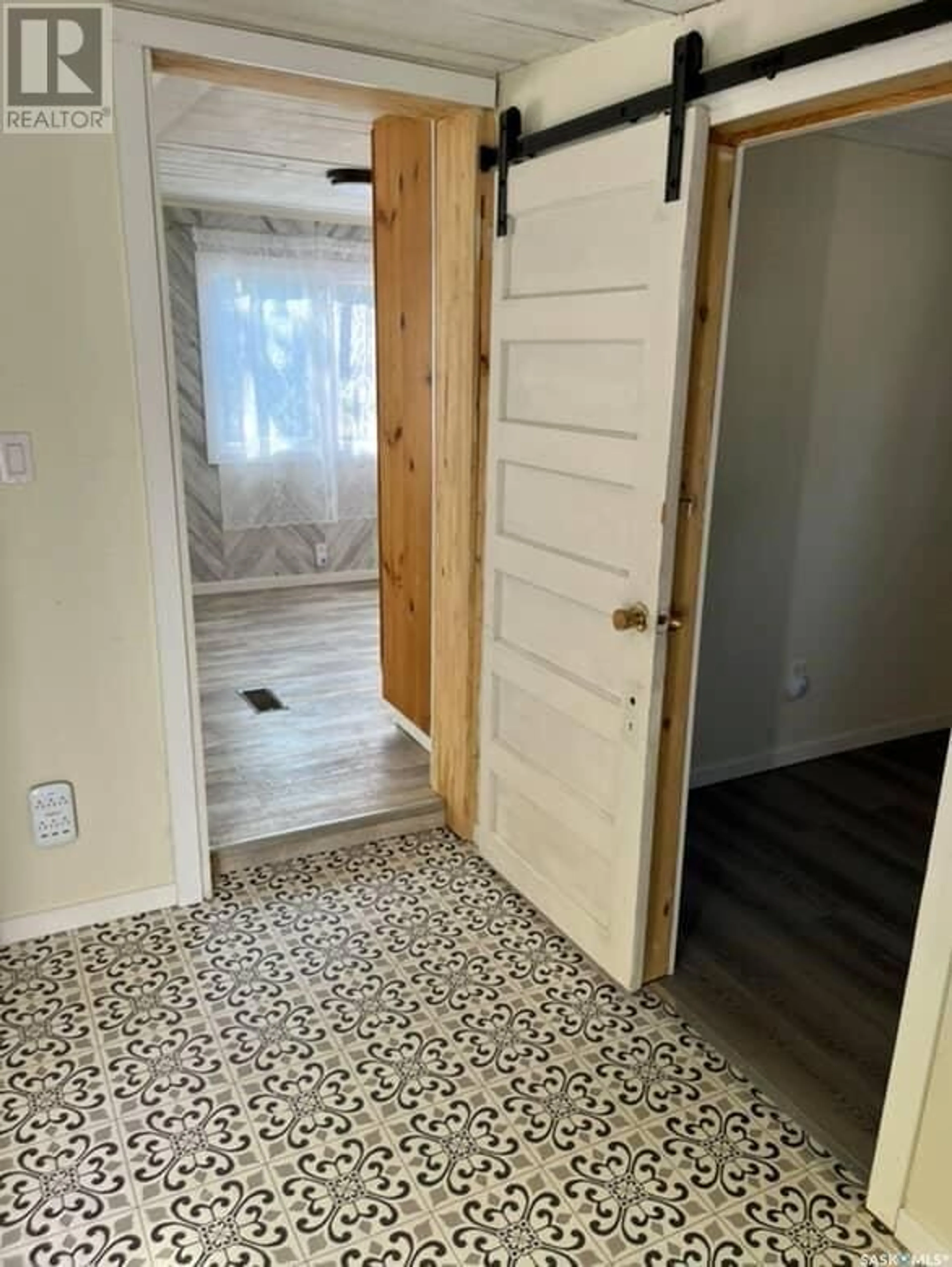 Indoor entryway for 16 321 DUNLOP STREET, Saskatoon Saskatchewan S7N2B9