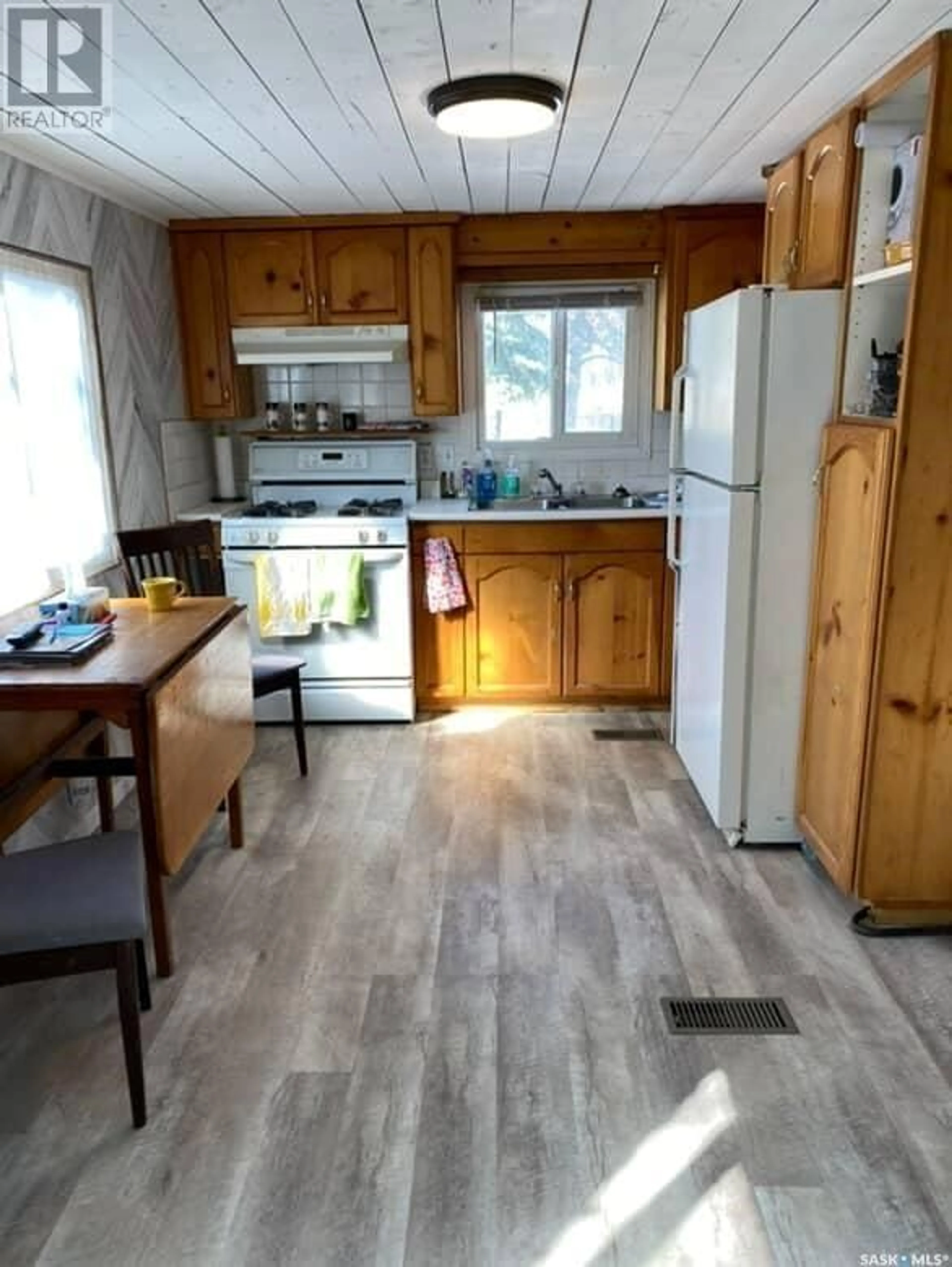 Standard kitchen, unknown for 16 321 DUNLOP STREET, Saskatoon Saskatchewan S7N2B9